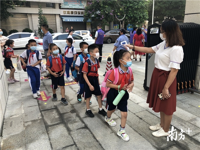 丰泰小学落实对学生的测温和洗手等防疫措施。