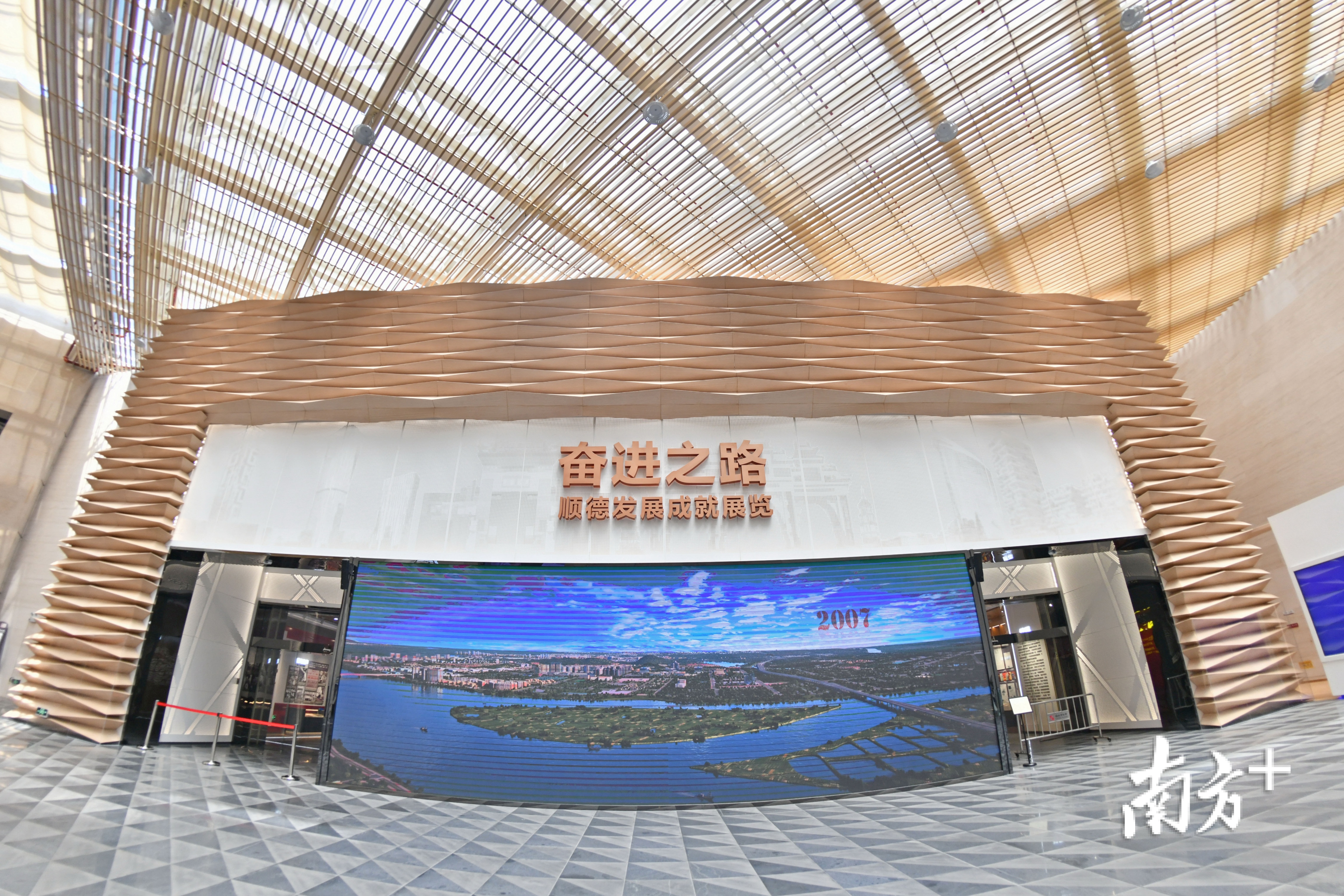 顺德发展成就展序厅的天际线影片展现了城市演变过程。南方日报记者 戴嘉信 摄