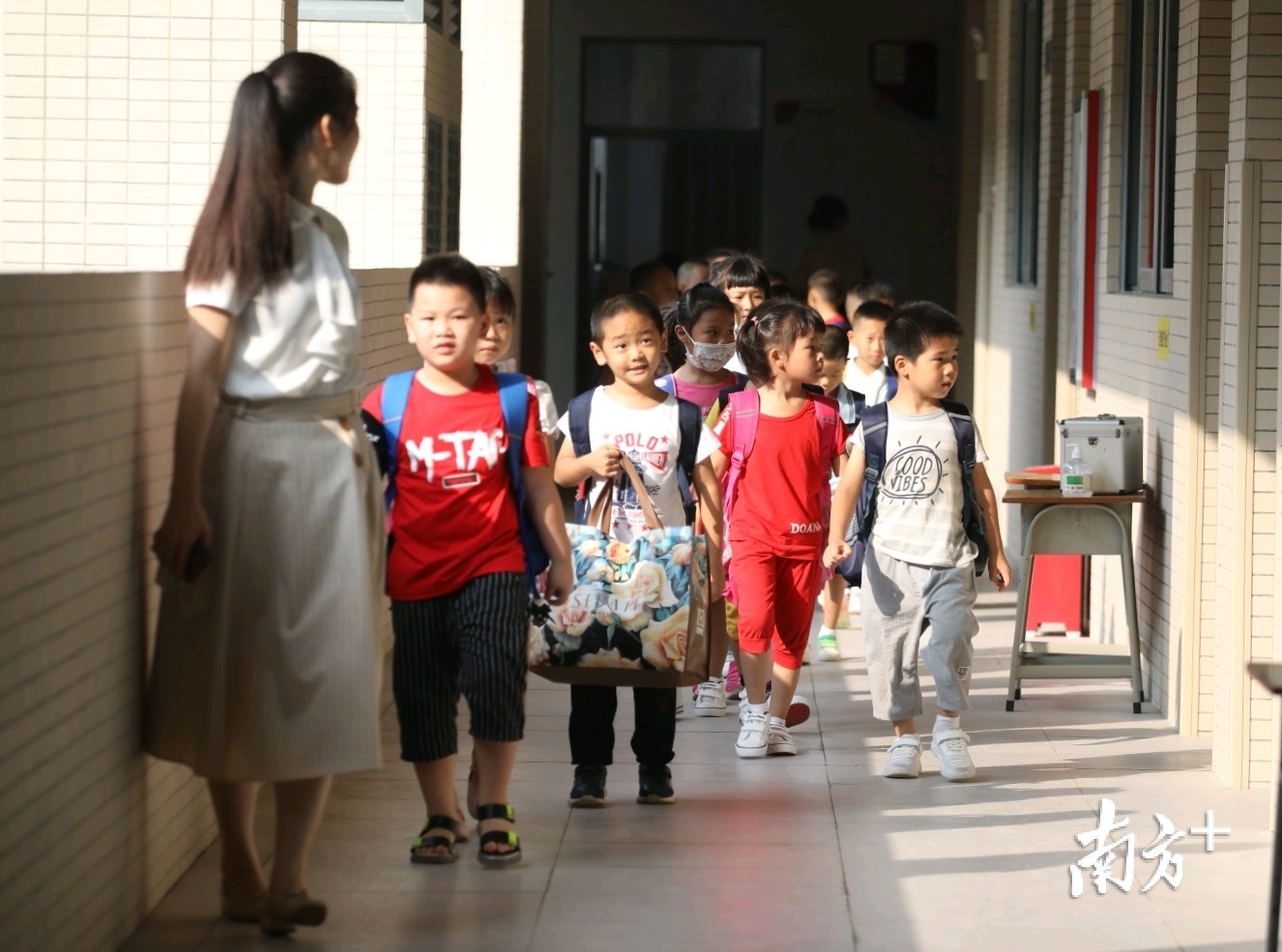 老师带着一年级新生们走进校园,面对新校园,孩子们一脸好奇