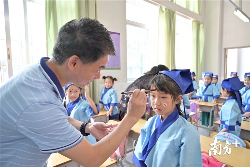 紫茶小学为新生朱砂启智。