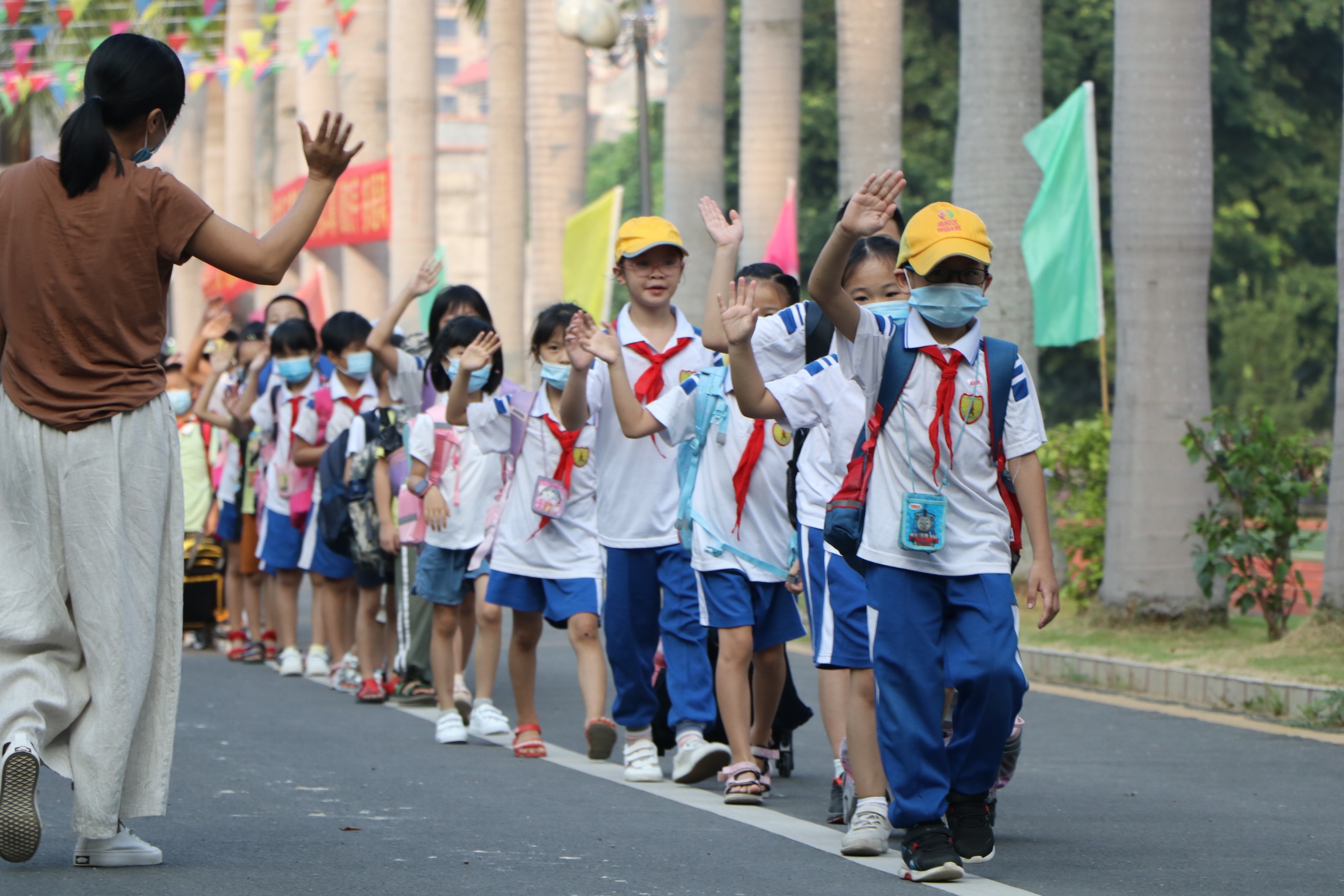 小学生上学路上照片图片