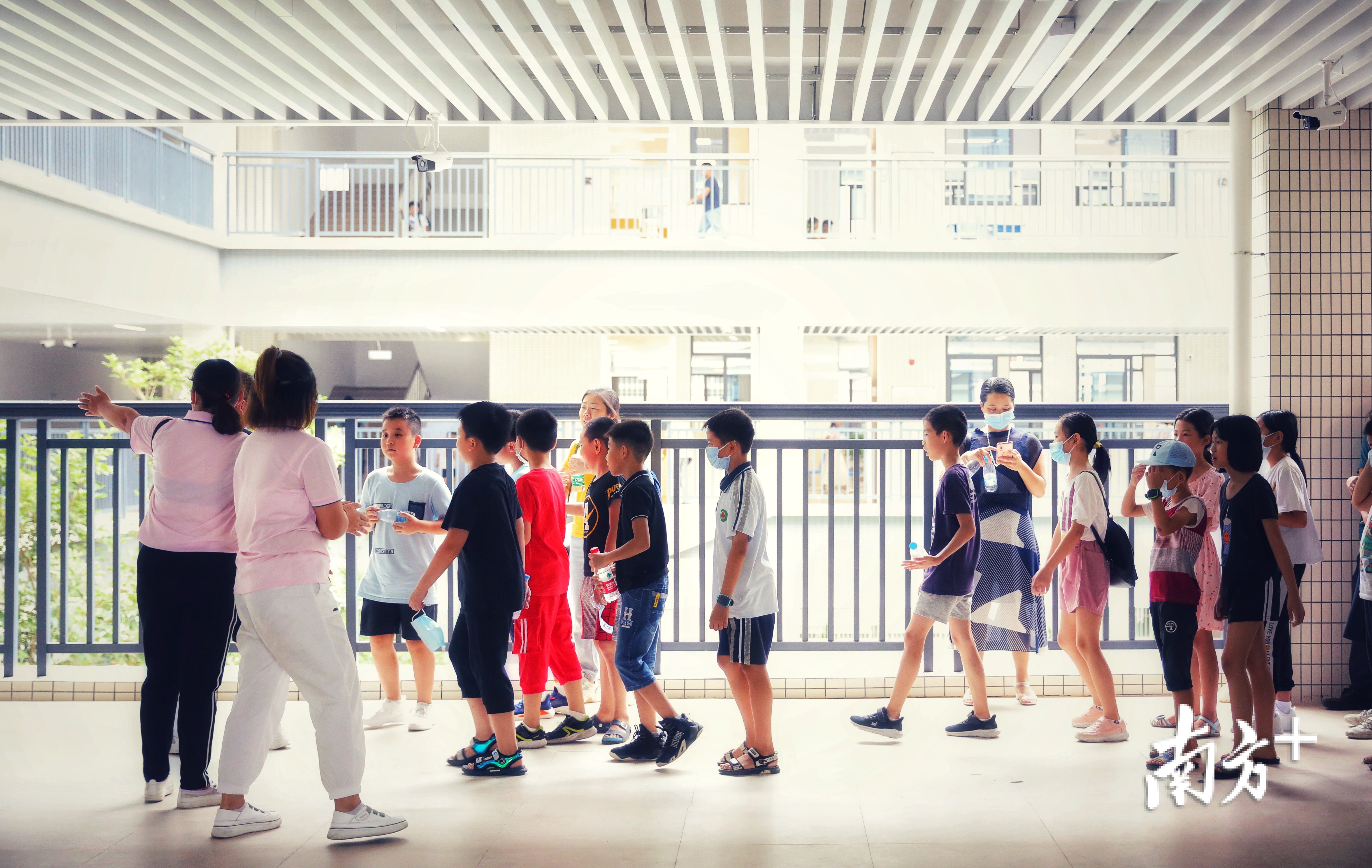 8月30日，寮步镇香市小学，学生在开学前参观全新的校园。