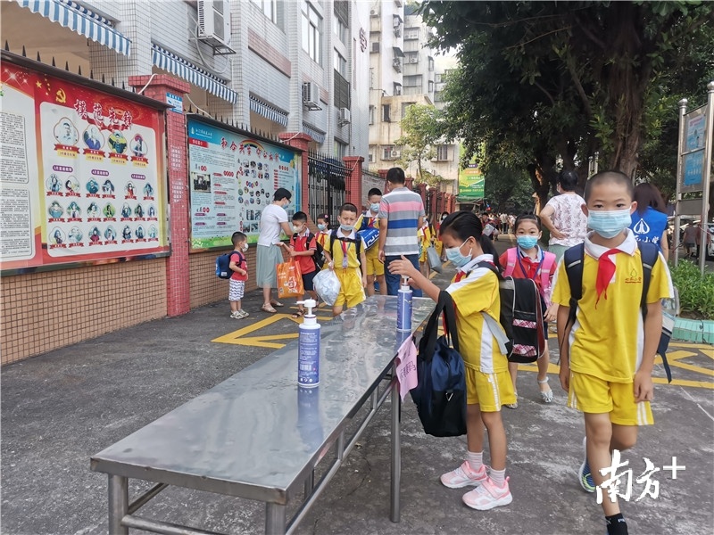 北苑小学学生测温洗手完再进入校园。