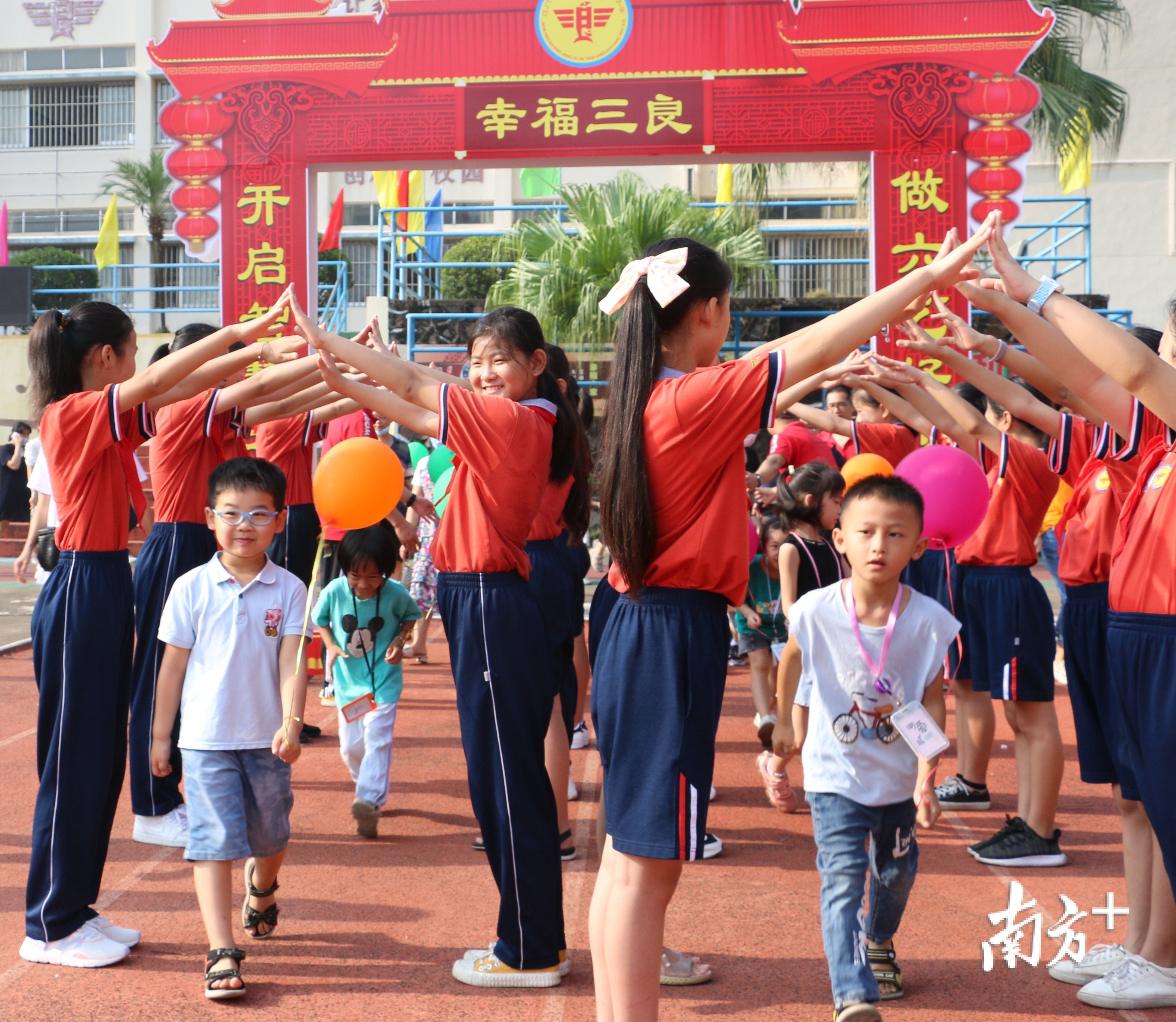 三良小学全体师生齐聚操场，以饱满的热情参加了开学典礼。