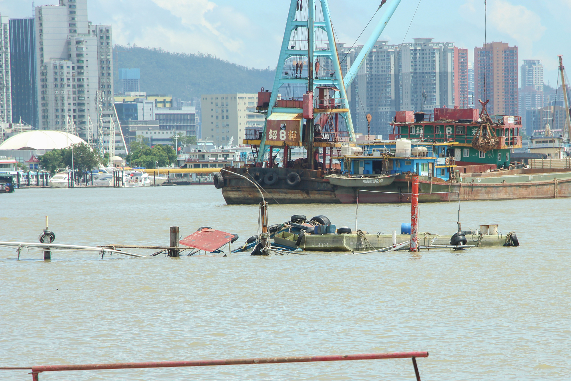 张先生的船已大部分沉入海中。