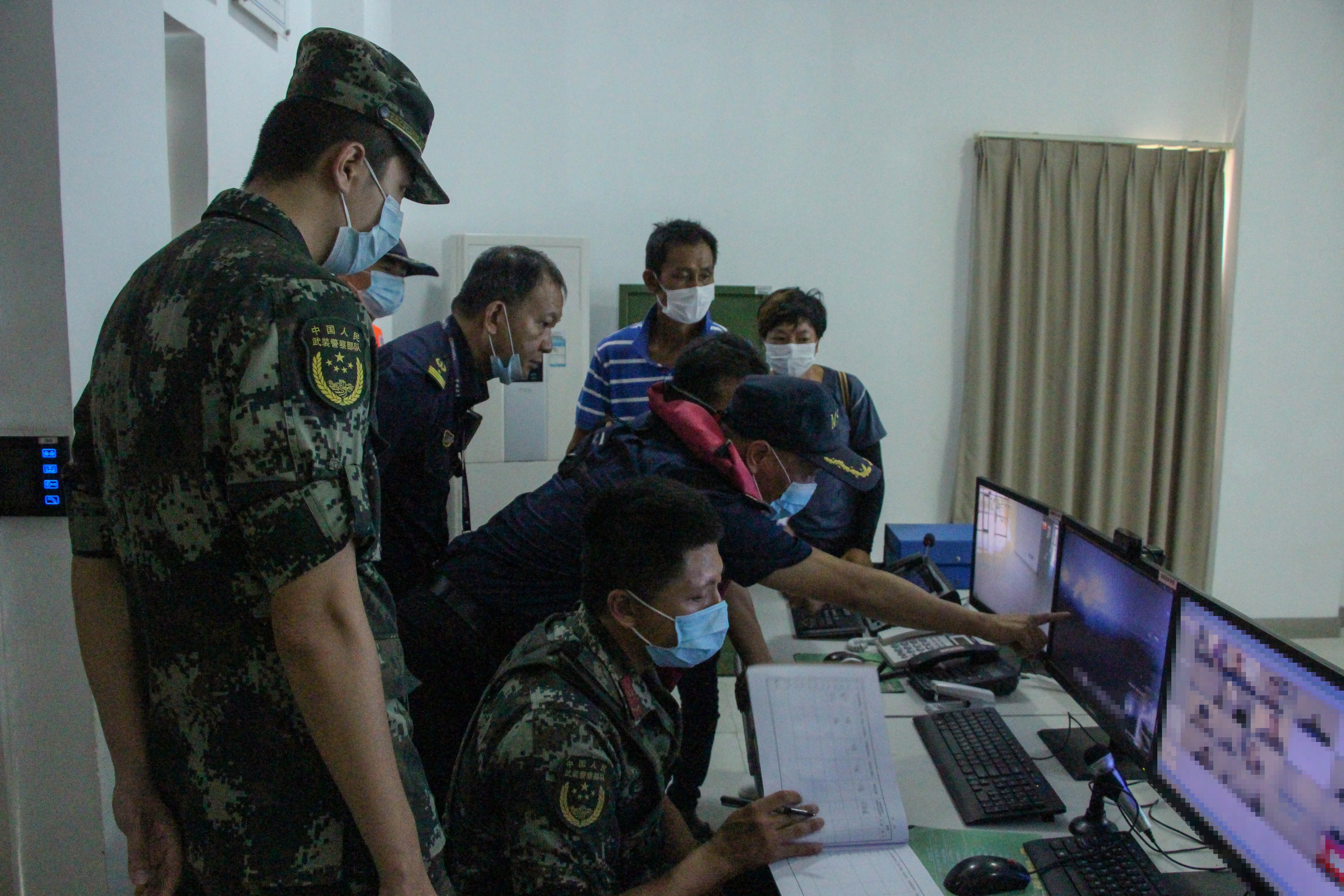 帮助张先生查看监控。