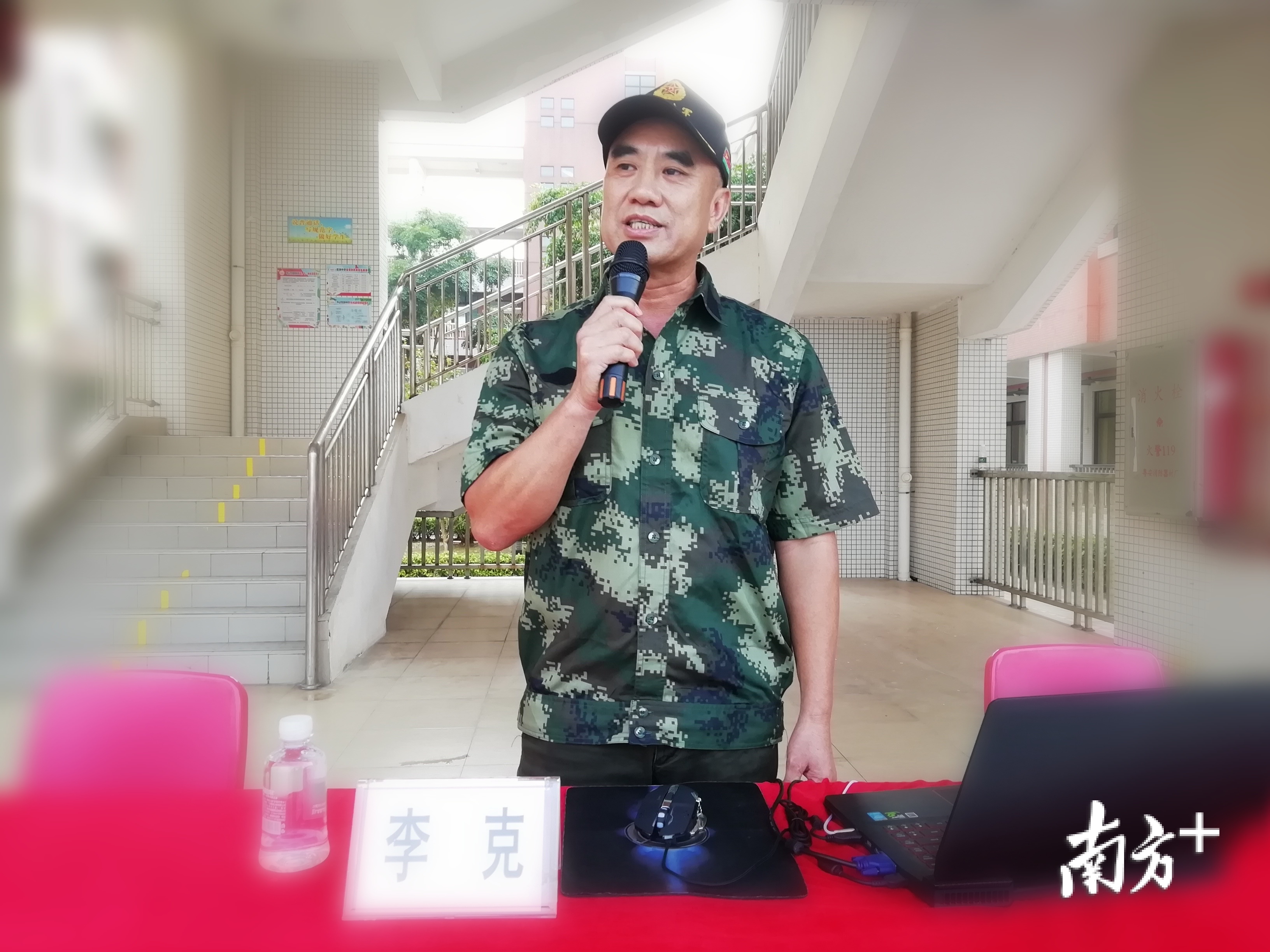 2019年中山市“最美退役军人”李克在讲台上