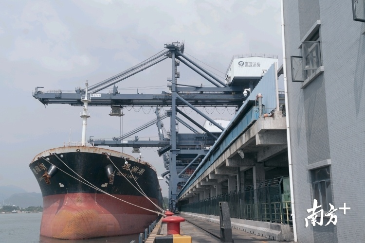 煤轮停靠港口。 煤轮停靠港口。