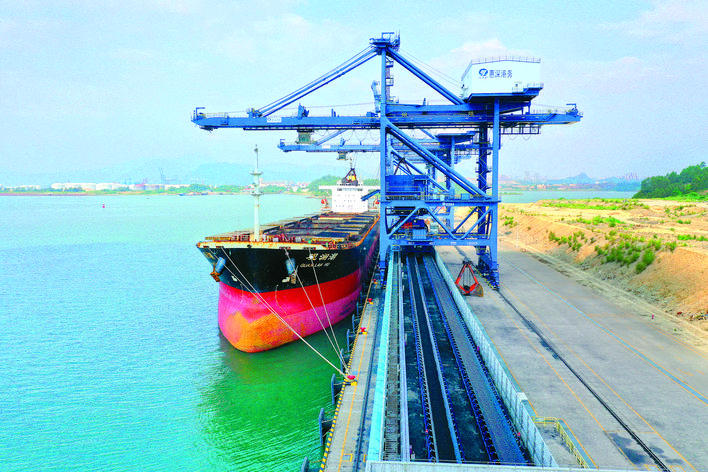运煤船在惠州港荃湾港区煤炭码头卸煤。 运煤船在惠州港荃湾港区煤炭码头卸煤。