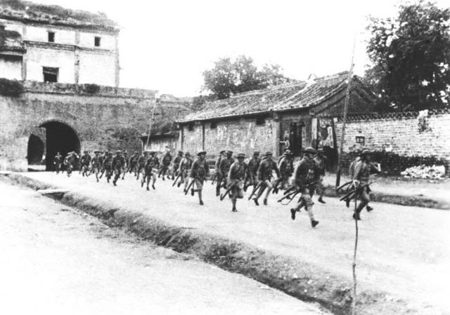 驻守北平宛平城的中国军队奔赴卢沟桥抵抗日军（资料照片）。新华社发