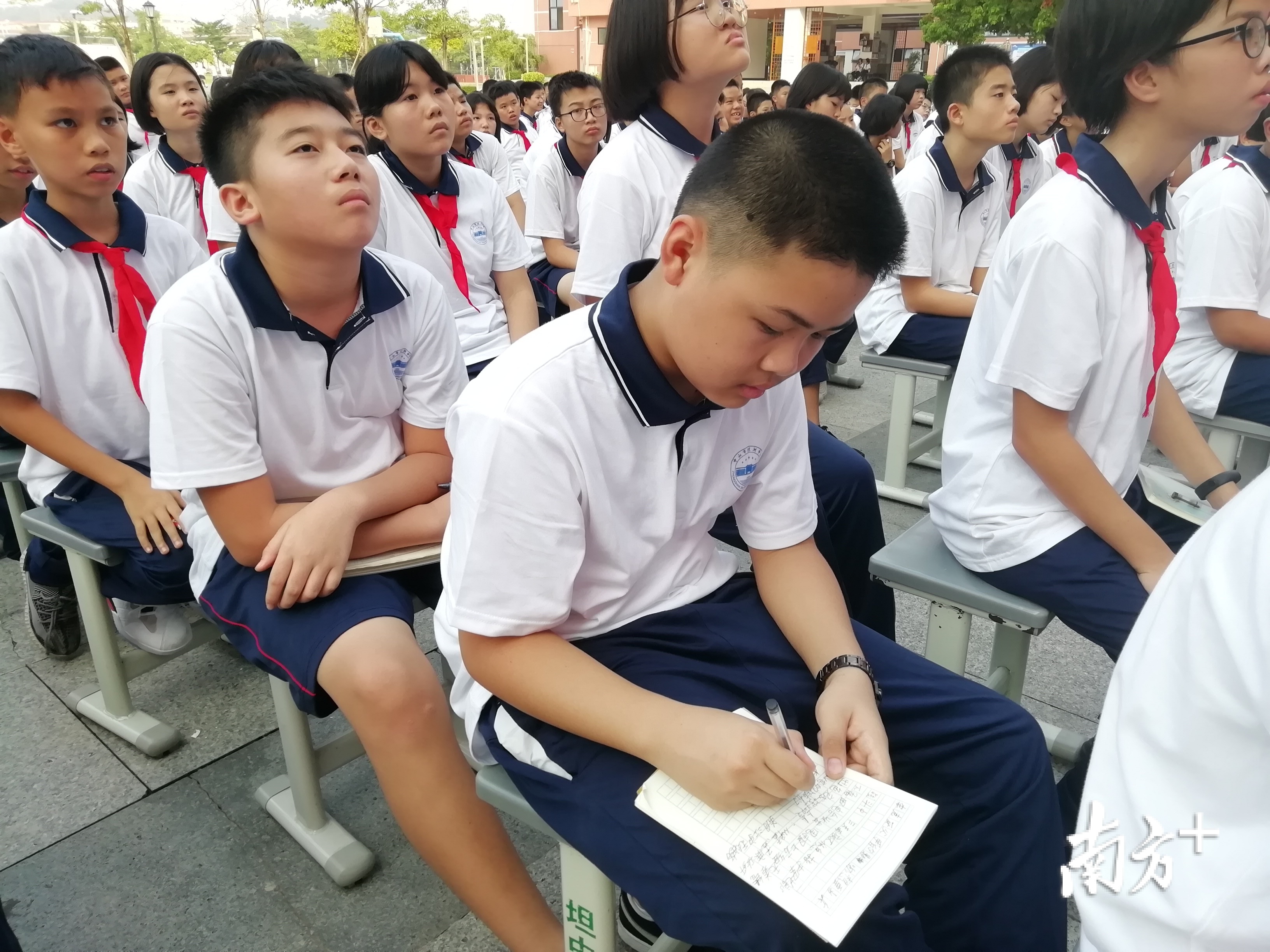 坦洲中学初一新生、老师及坦洲镇退役军人服务中心全体人员共860余人聆听汇报。