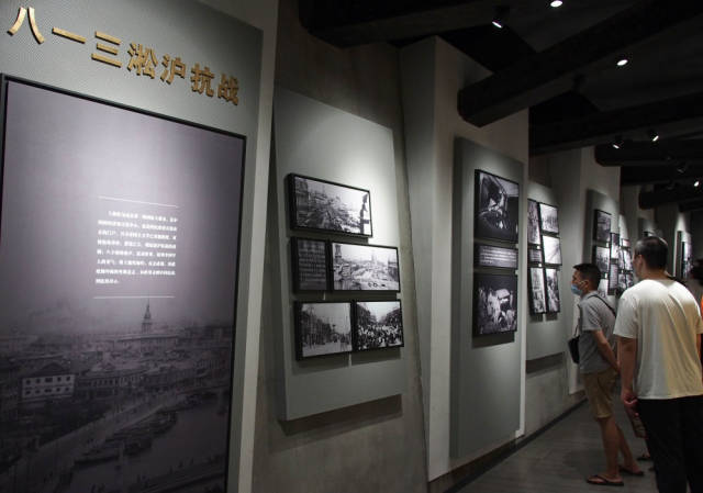 观众在上海四行仓库抗战纪念馆内参观（8月25日摄）。新华社记者 任珑 摄