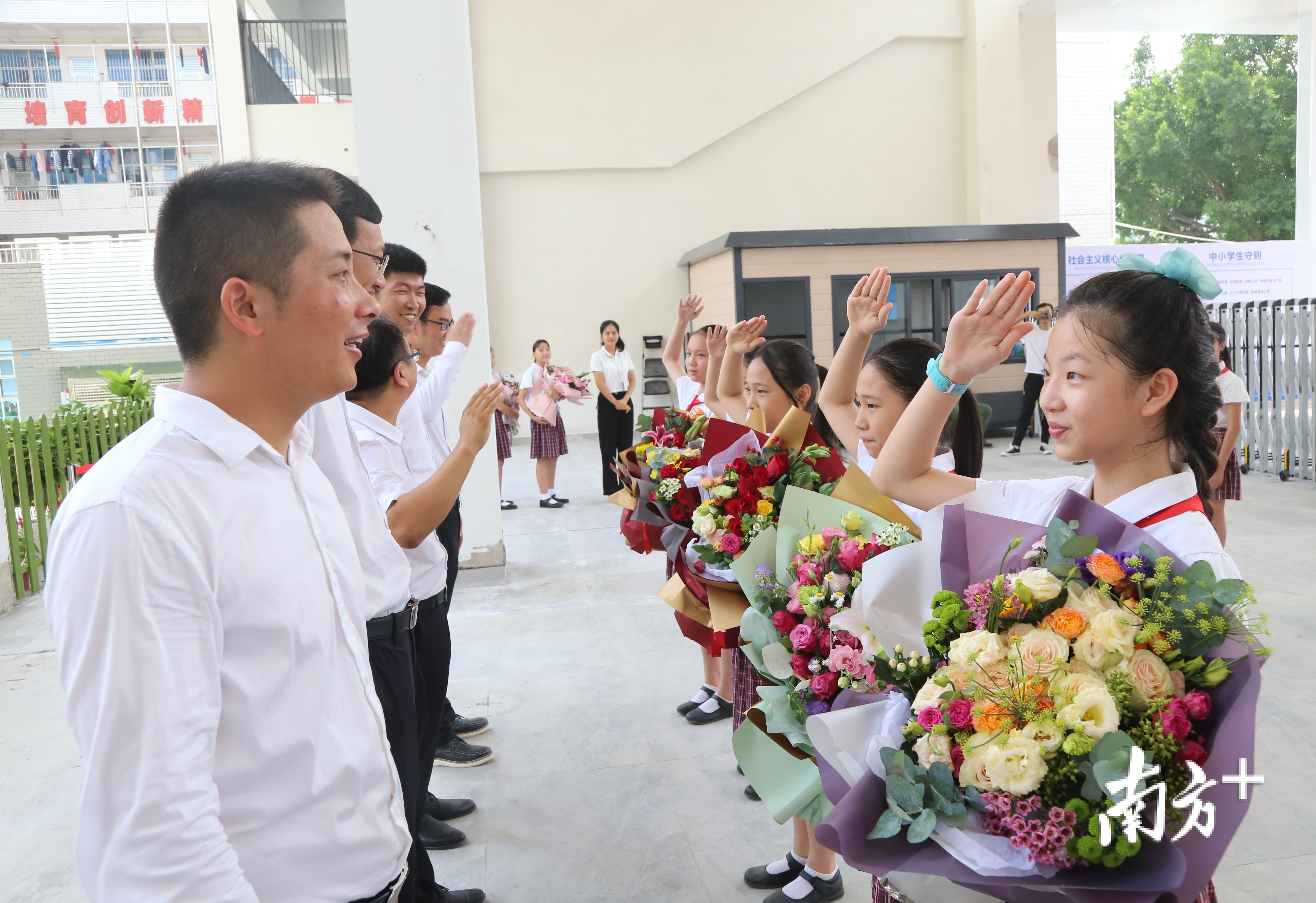 龙华重点民生工程德风小学新校区部分建成交付使用