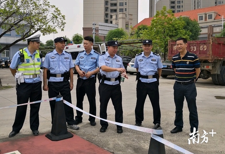 局党委委员、政工室主任张国迎指导大互检工作。