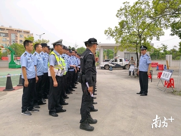 局党委副书记、政委莫科荣指导大互检工作。