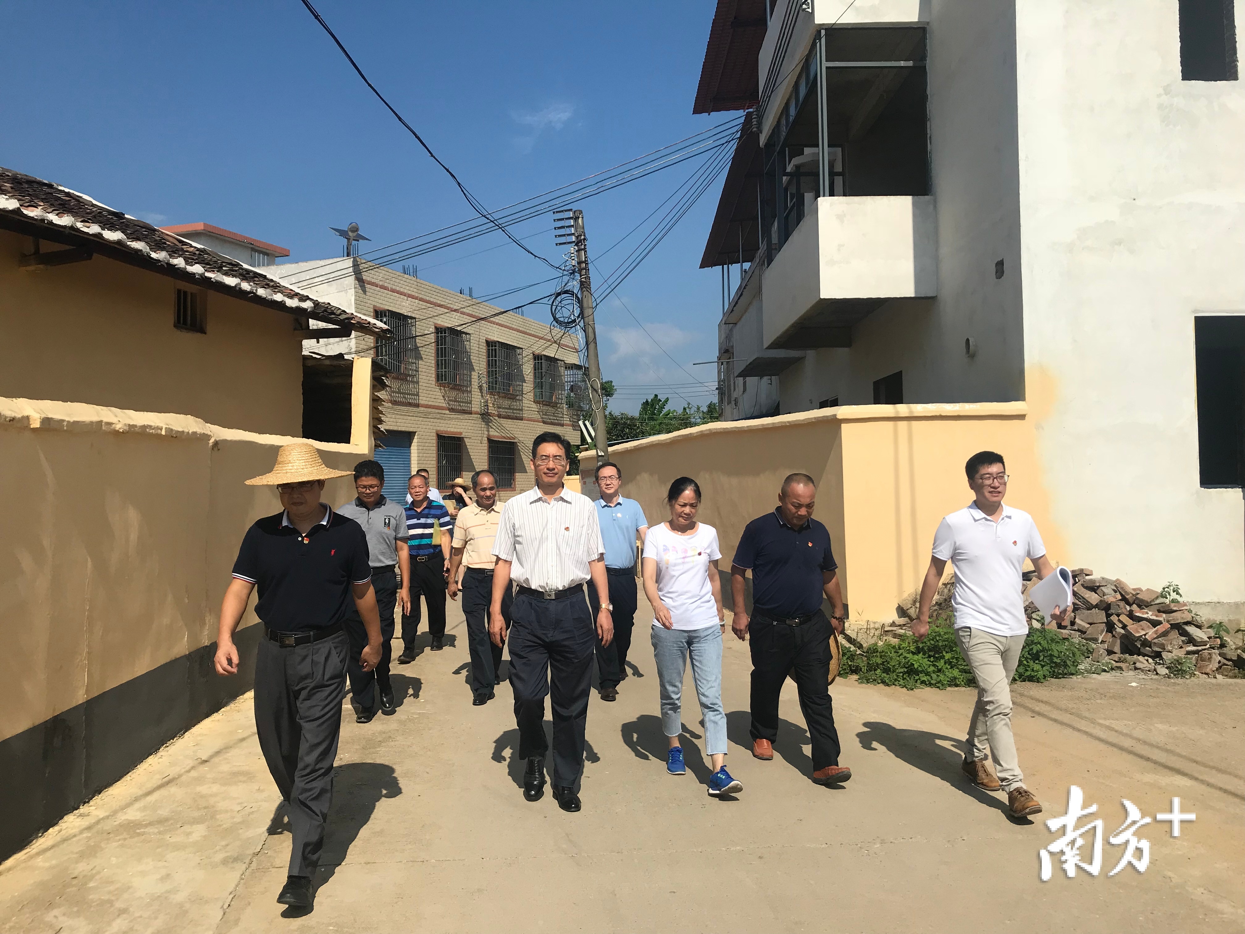 2019年9月5日，东莞市人大常委会常务副主任潘新潮实地视察对口帮扶龙岗村红色村建设情况