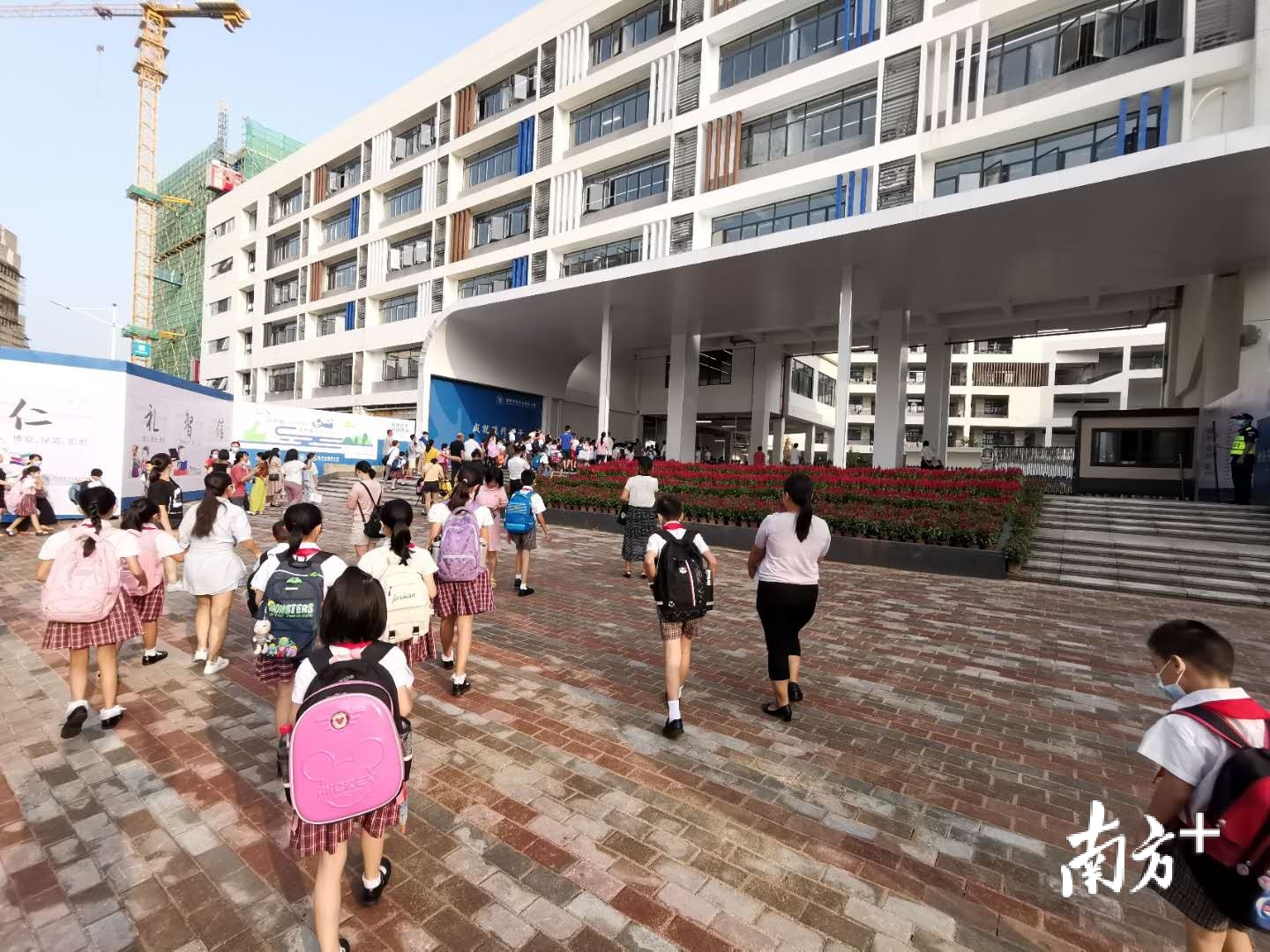 龙华重点民生工程德风小学新校区部分建成交付使用