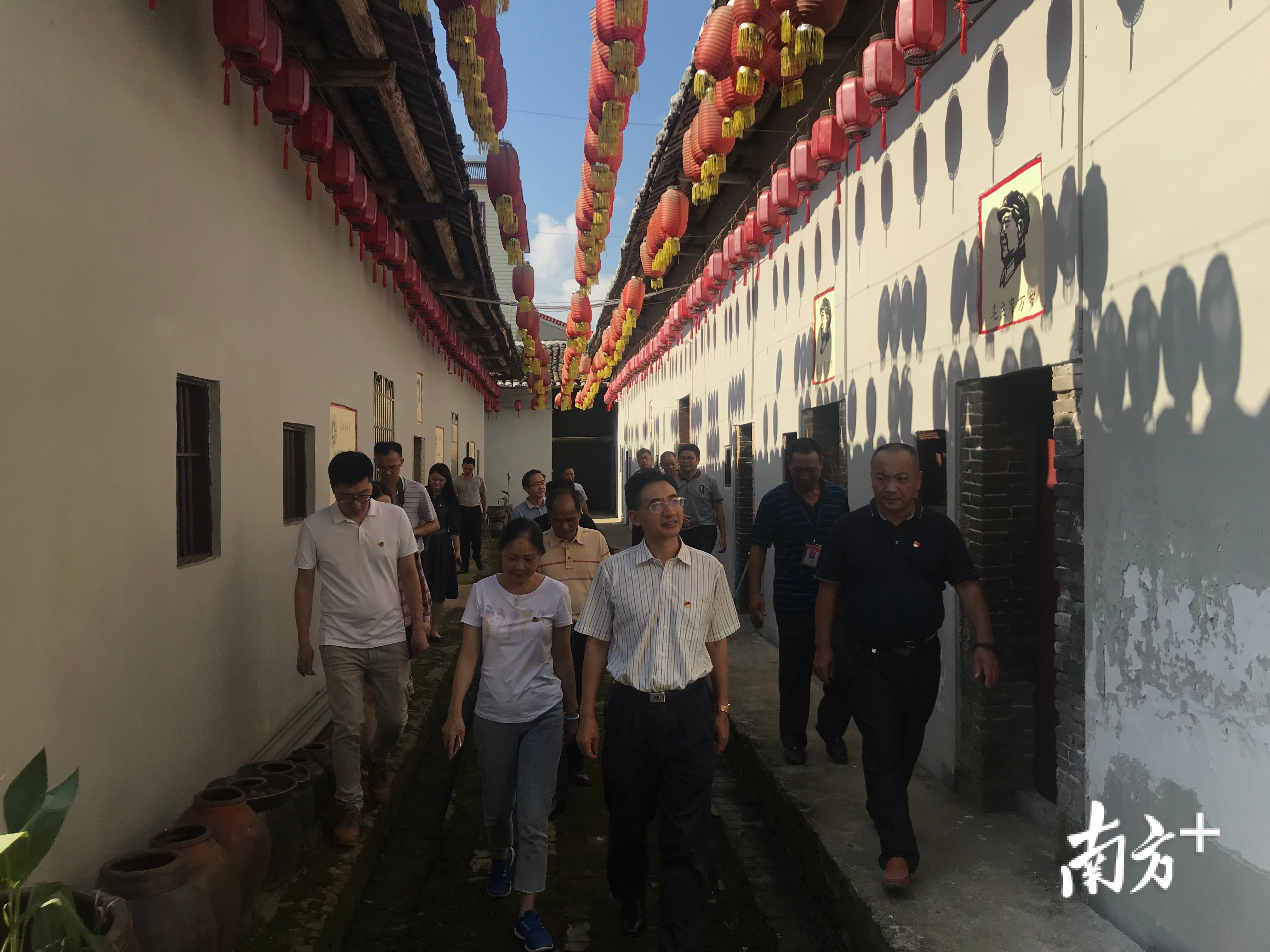 2019年9月5日，东莞市人大常委会常务副主任潘新潮赴对口帮扶龙岗村视察新农村建设