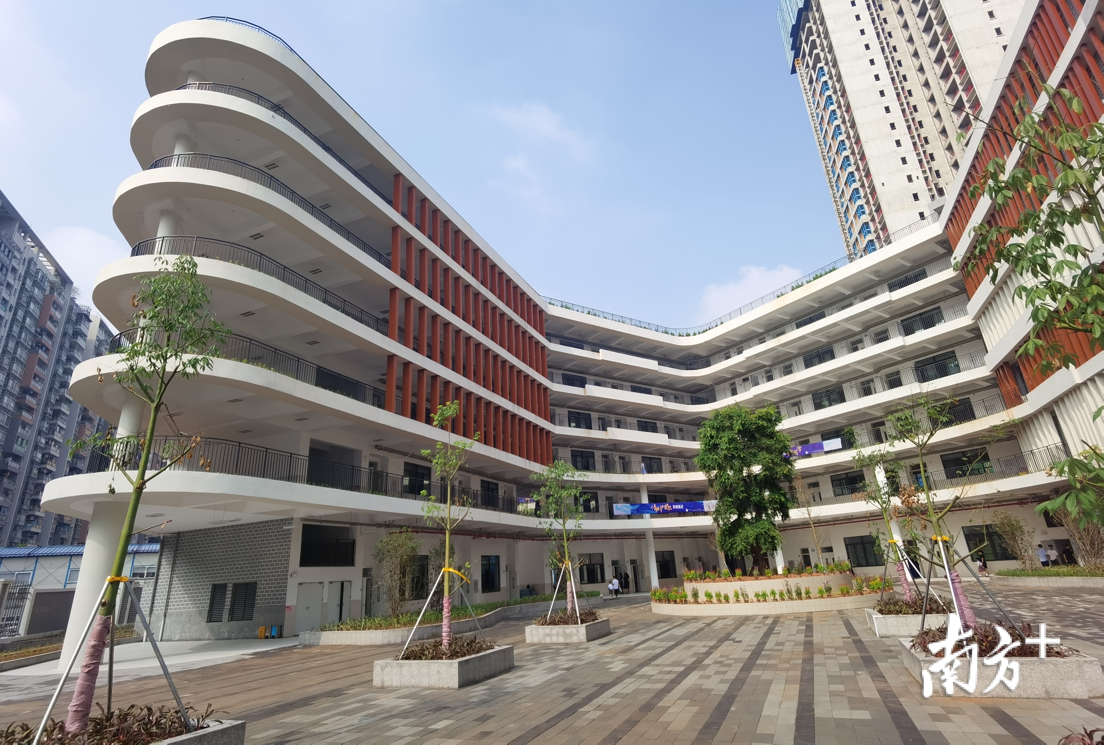 龙华重点民生工程德风小学新校区部分建成交付使用