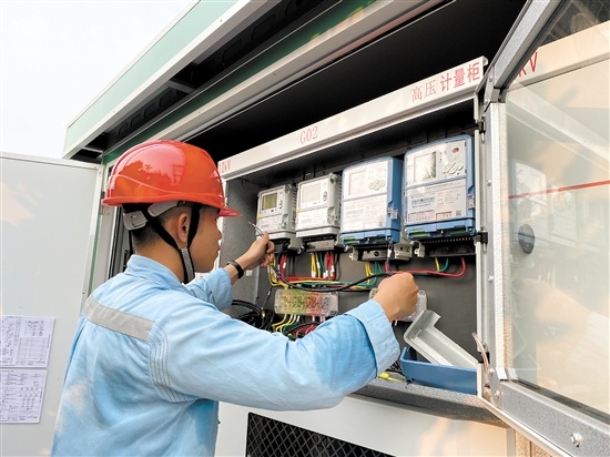 为减少对客户的影响，供电人员利用周末时间对企业增容项目开展现场竣工检验及装表接电。