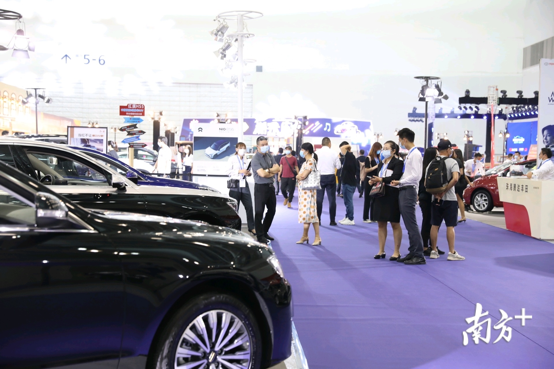 车展会场氛围浓厚，参观的市民摩肩接踵。