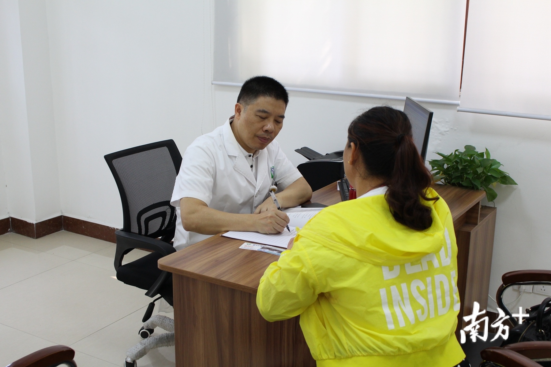 陈平周为患者开具处方。