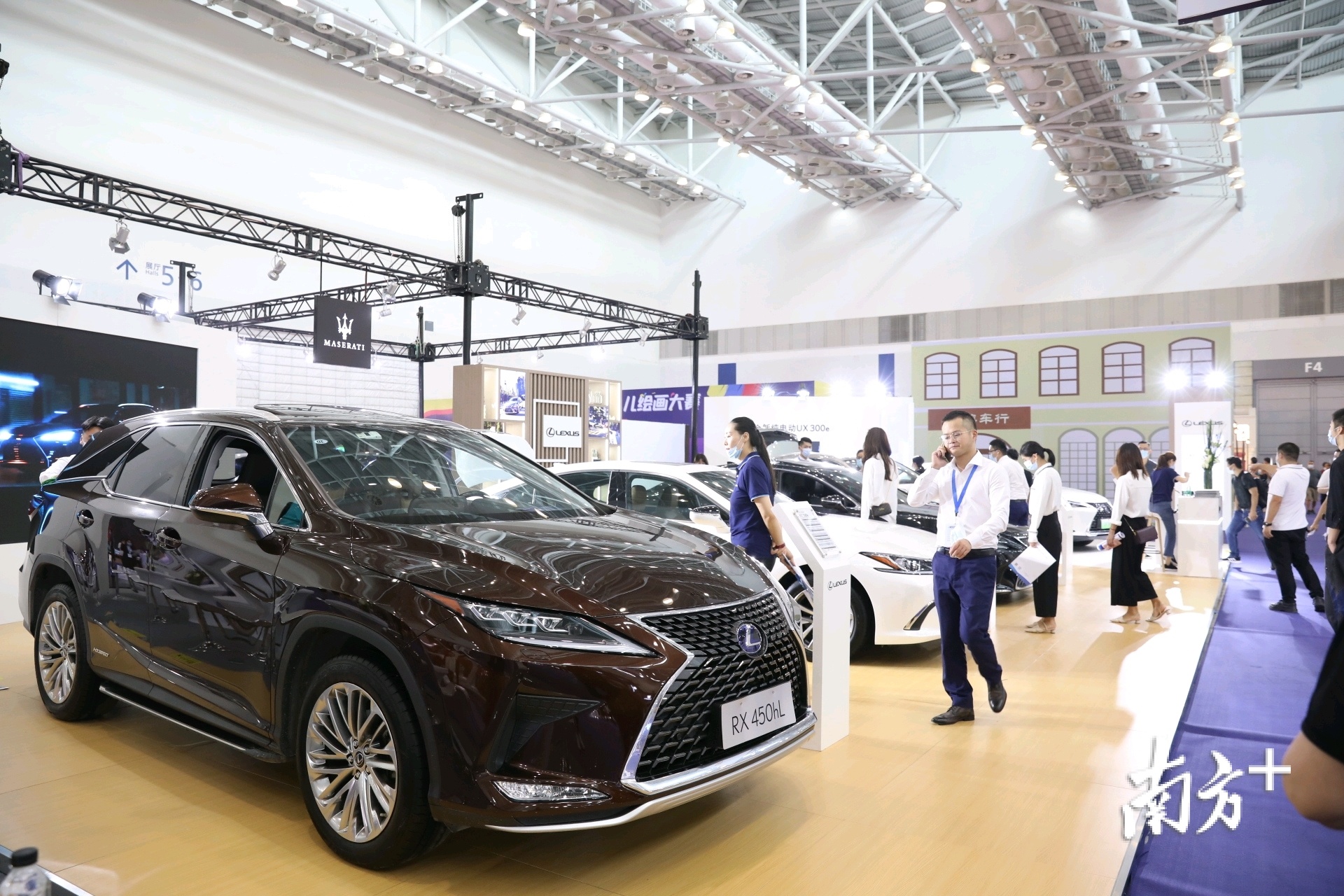 展位吸引众多市民参观。