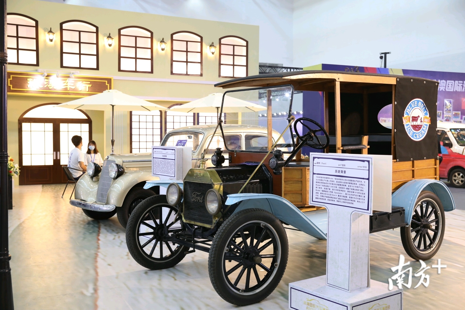 产于上世纪初的福特轿车，配上澳门地方特色的老建筑背景，十分怀旧。