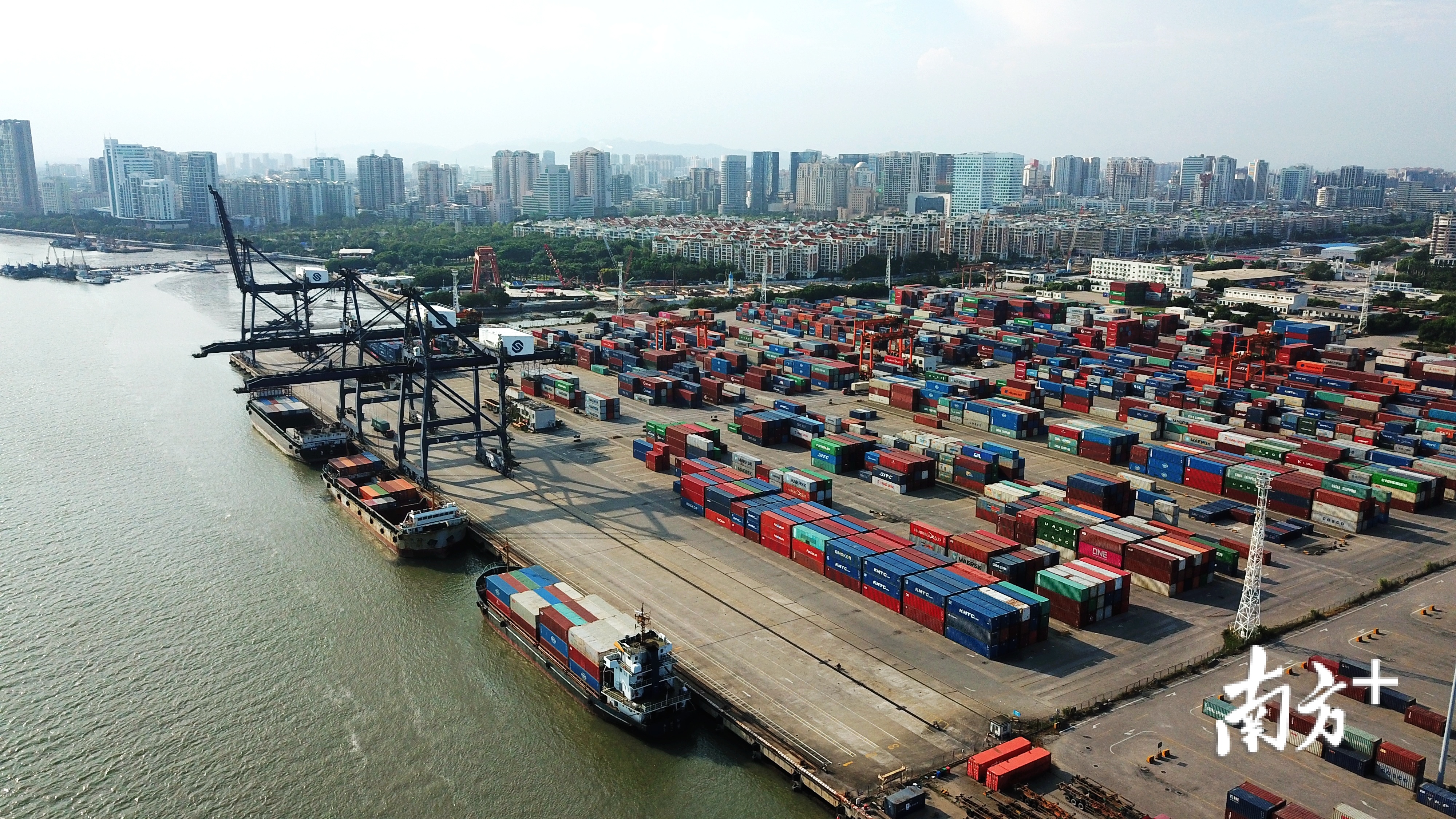 汕头国际集装箱码头的建成投产，极大提升了汕头港集装箱的吞吐量能力。张伟炜 摄