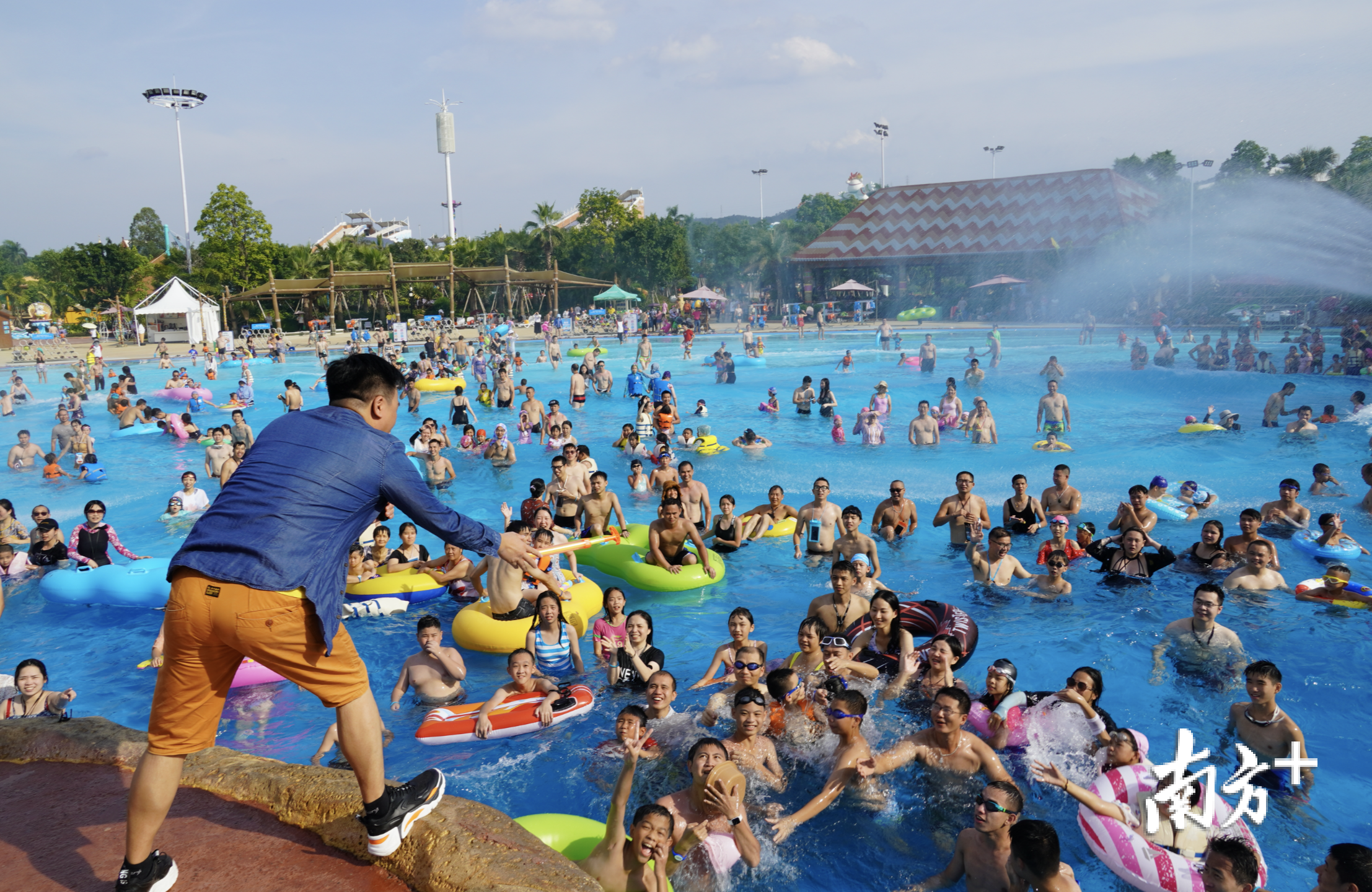 游客在美的鹭湖森林度假区水世界畅玩。美的鹭湖森林度假区供图