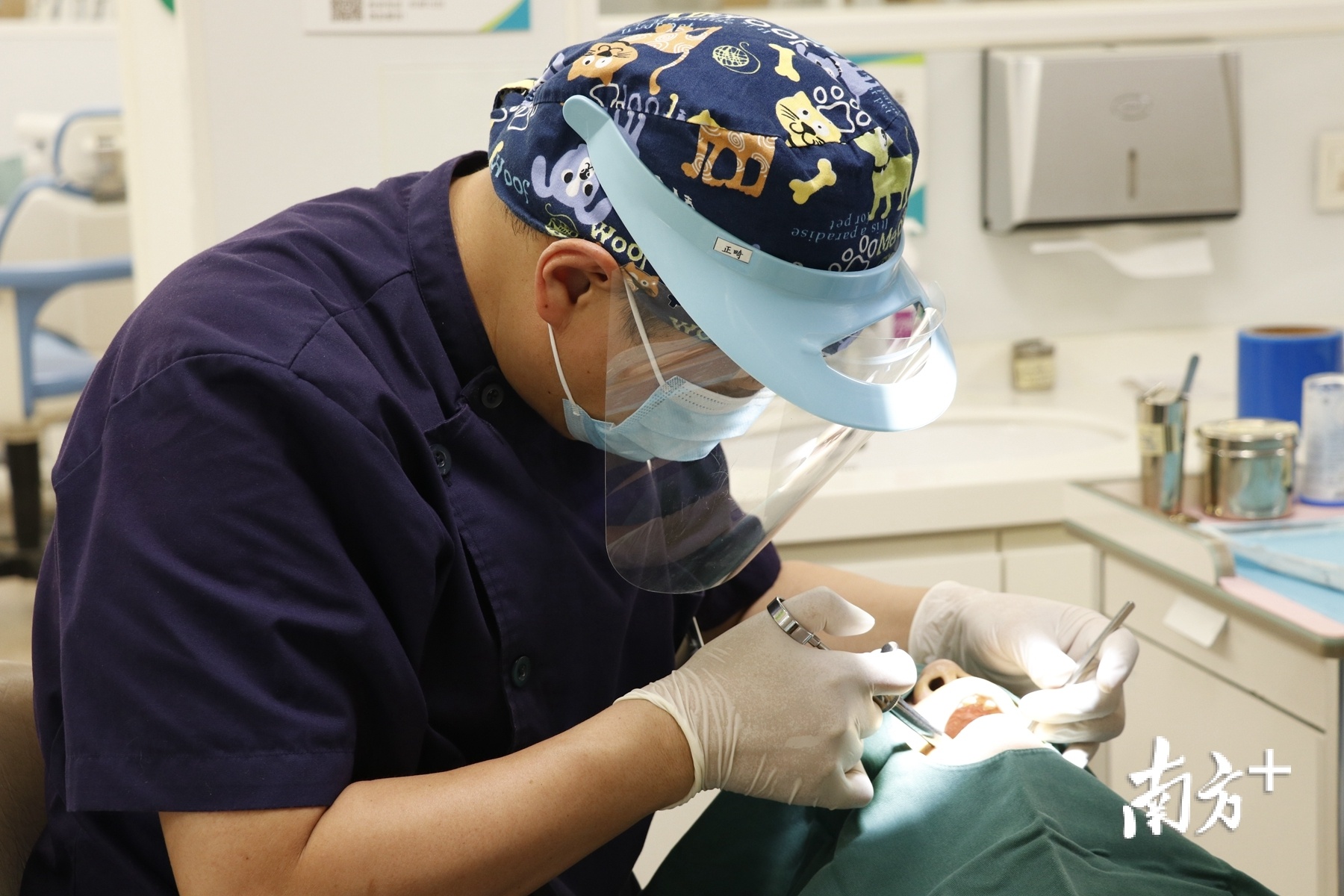 裴浩医生为患者打麻药。