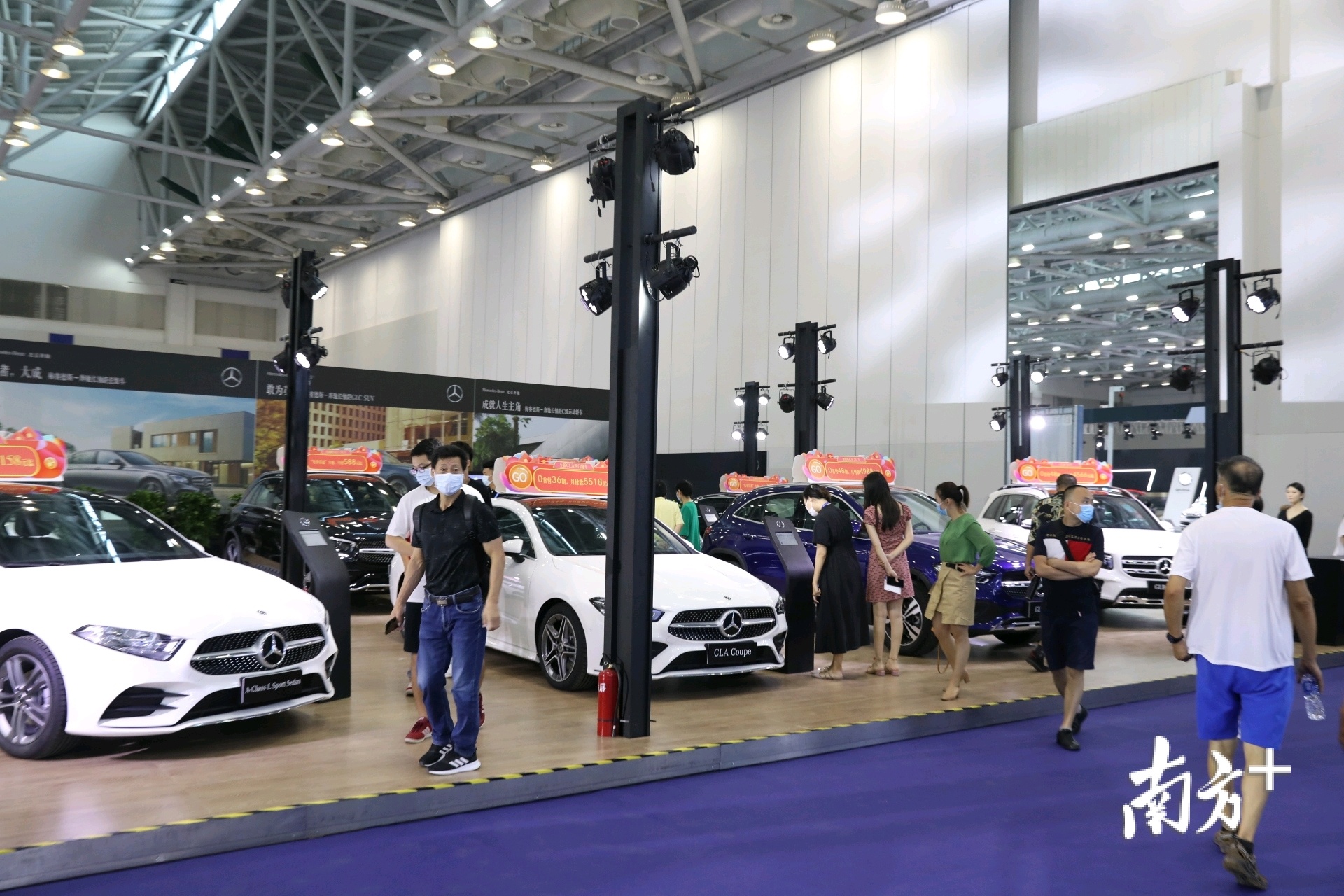 展位吸引众多市民参观。