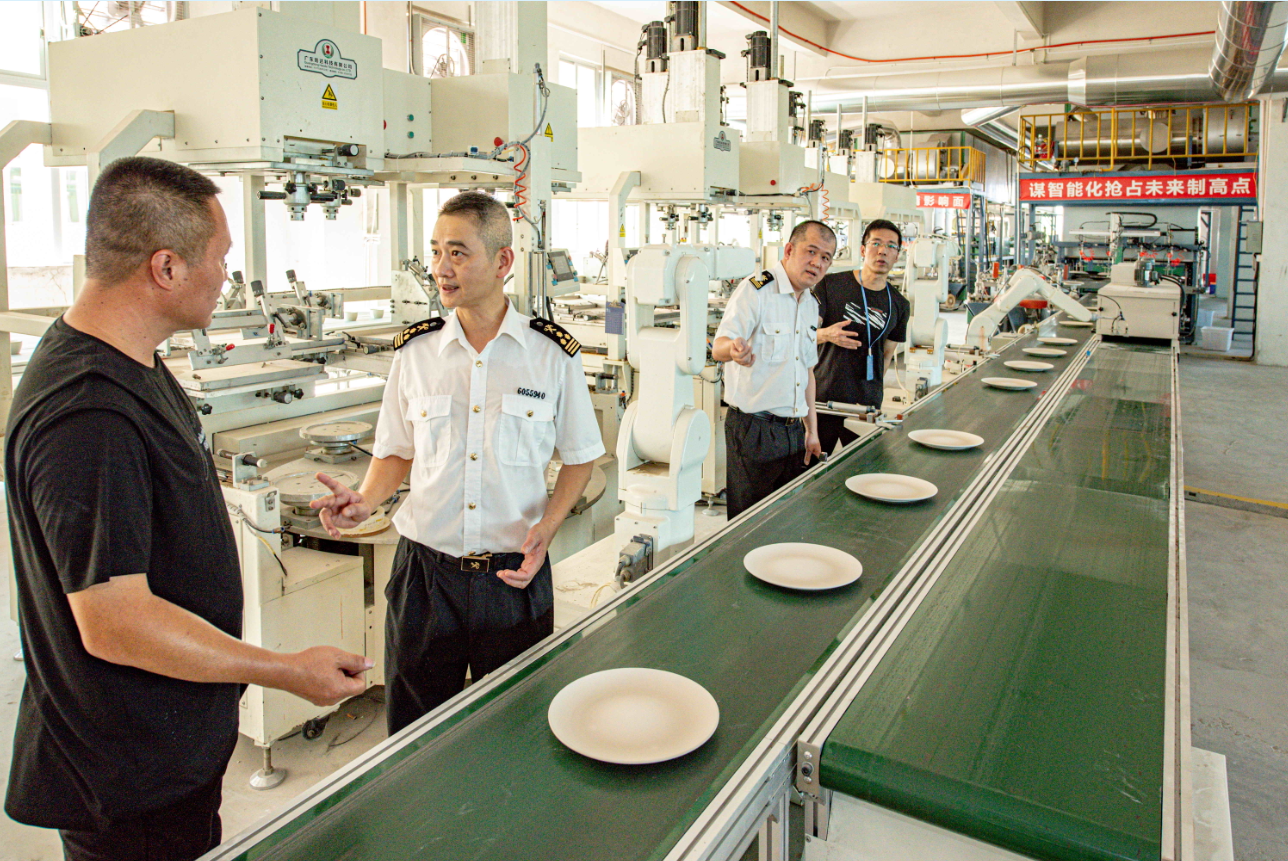 海关关员到潮州陶瓷企业调研。袁国宏 摄 