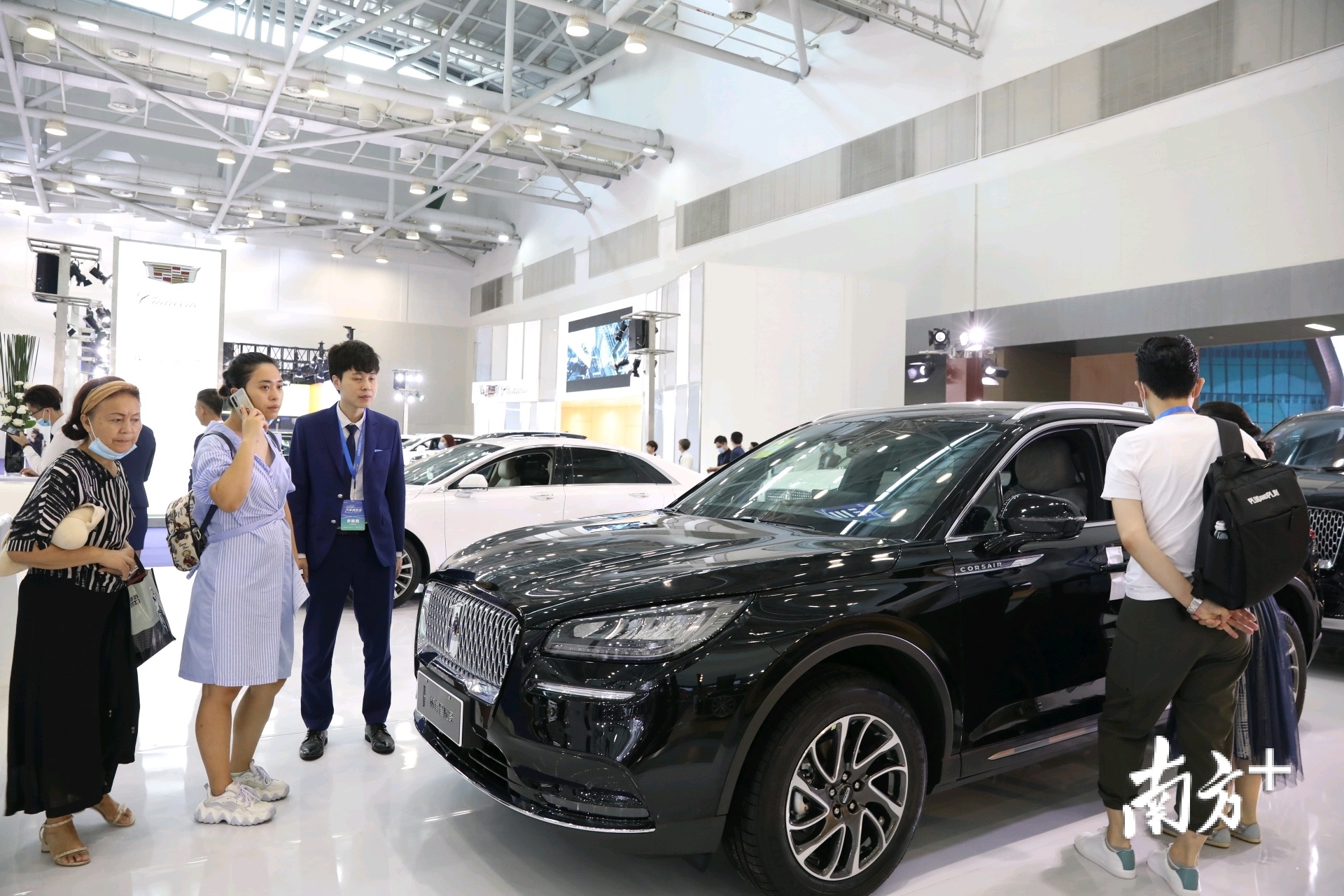 豪华车吸引众多市民驻足。