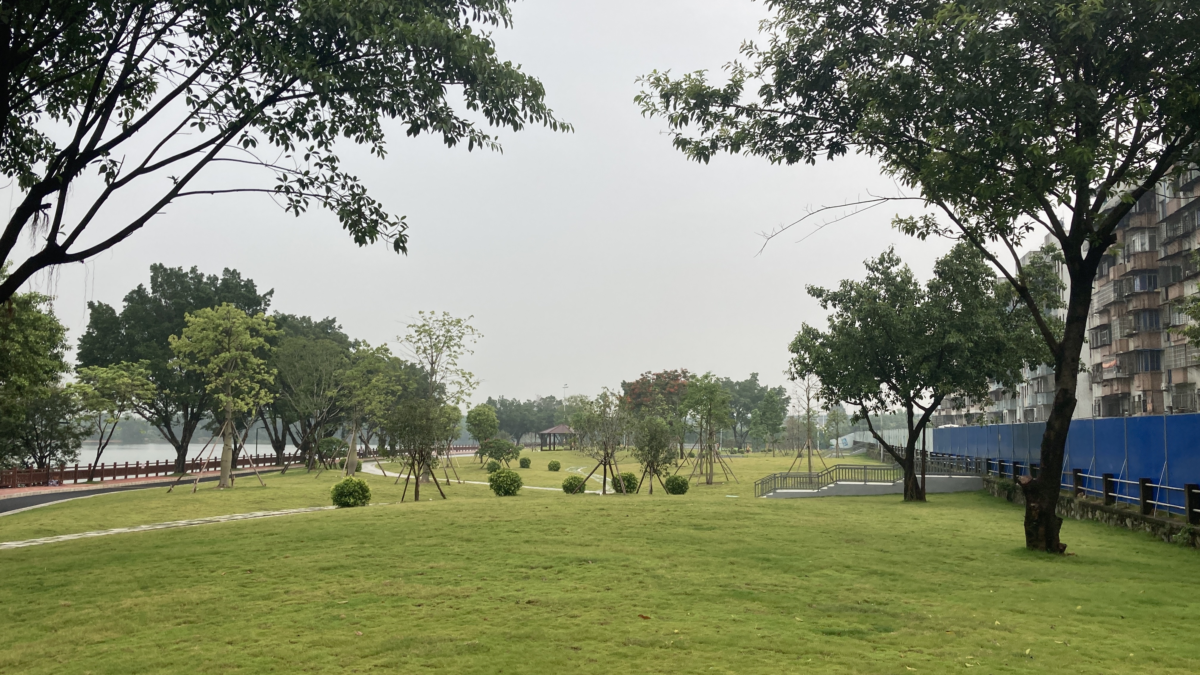 广州白云人和置业广场拆除24栋违建建筑,流溪河畔焕新颜。 广州白云人和置业广场拆除24栋违建建筑,流溪河畔焕新颜。