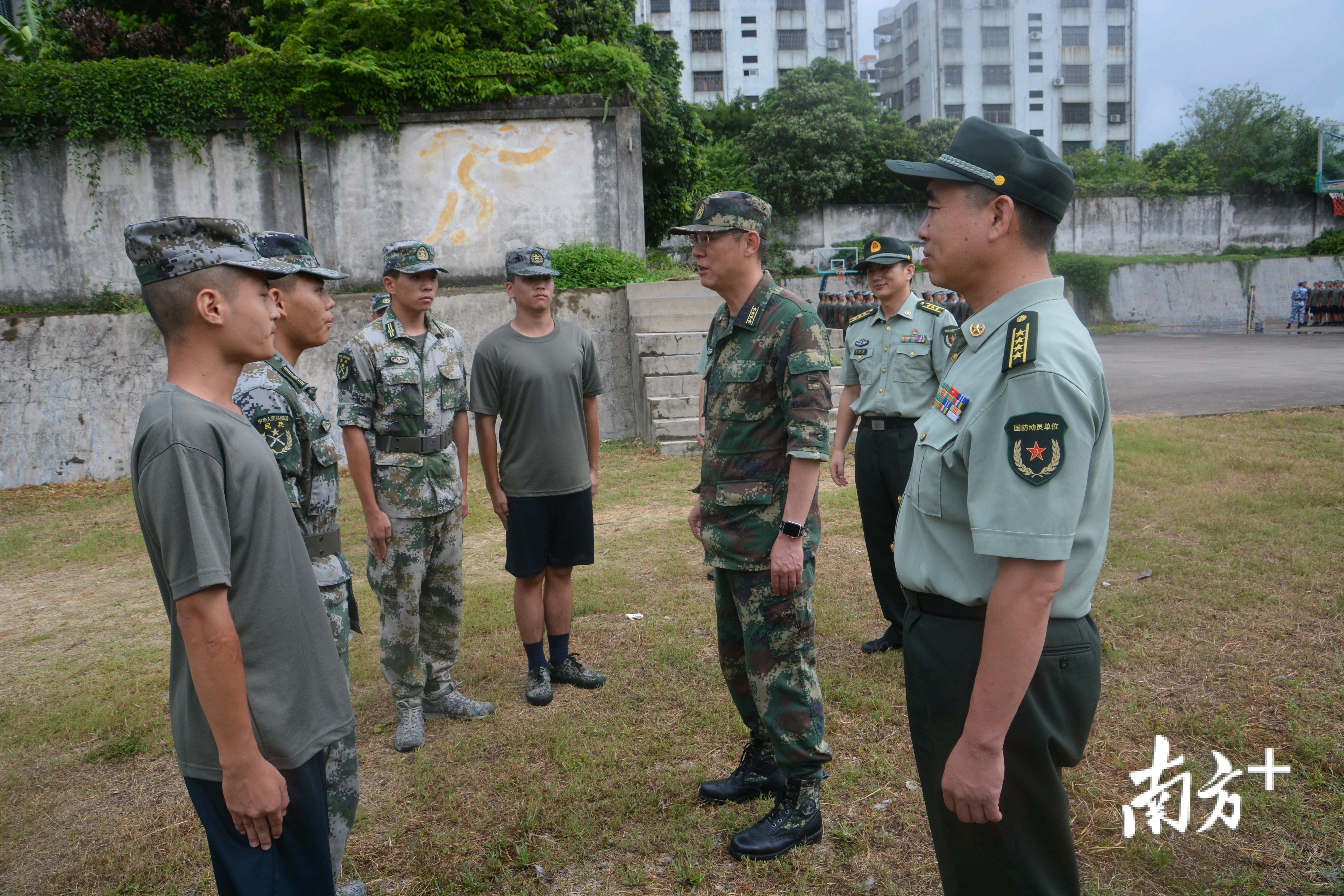 潮州军分区司令员姚登峰,副司令员李健看望参加预定新兵役前训练的两