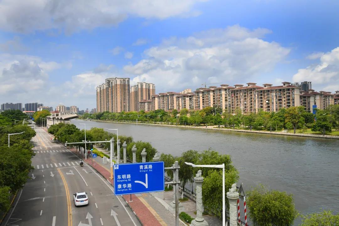 东明路康华路交界处景观。 东明路康华路交界处景观。