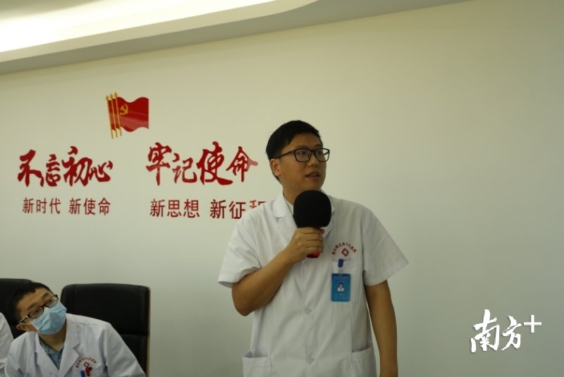 赖国威在介绍新技术。