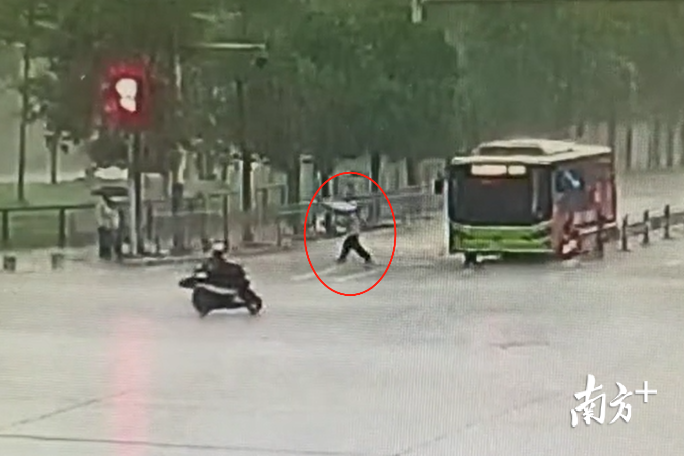 监控视频截图。图中红色圈出者为024路公交司机陈艇。 监控视频截图。图中红色圈出者为024路公交司机陈艇。