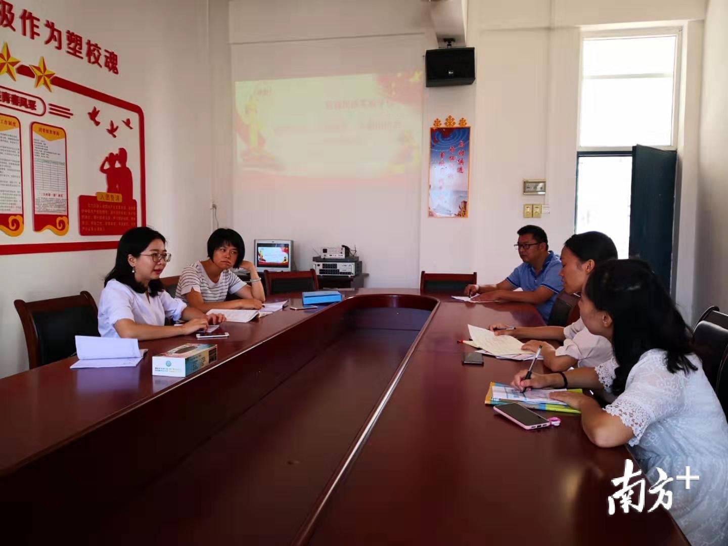 15年后李艾再一次来到韶关乳源支教,任教乳源民族实验学校