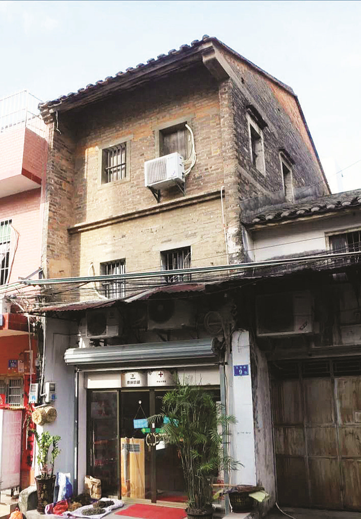 淡水老城太和街这幢三层楼的青砖瓦房，曾是老淡水人下南洋后与淡水亲人通信汇兑的驿站。