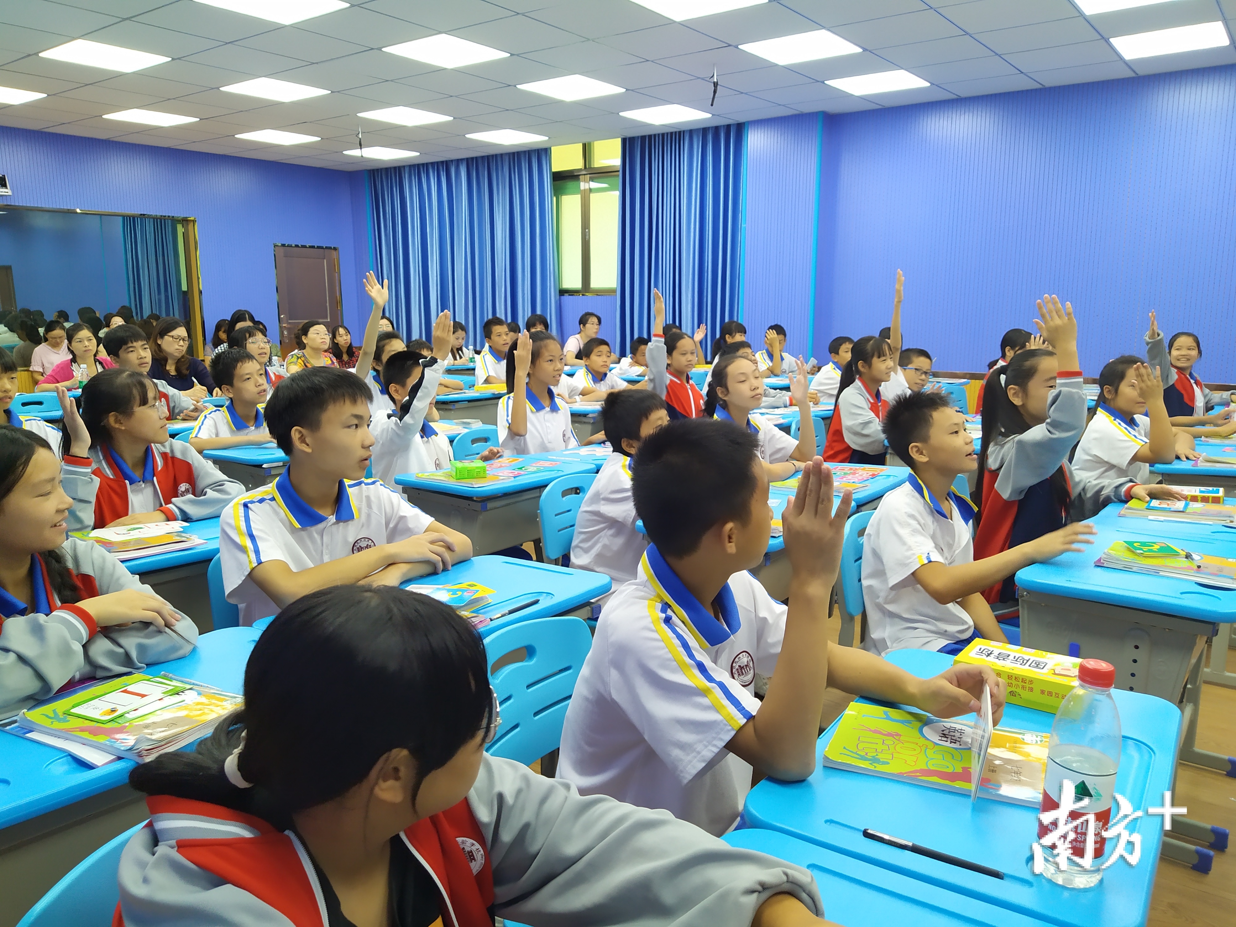 乳源民族实验学校学生上英语课