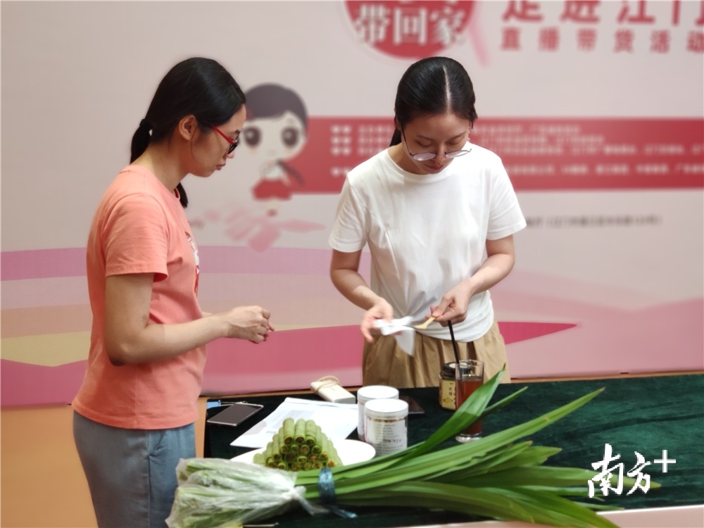 每款产品的推广时间为3分钟,工作人员紧张准备中。黄绍侦 摄