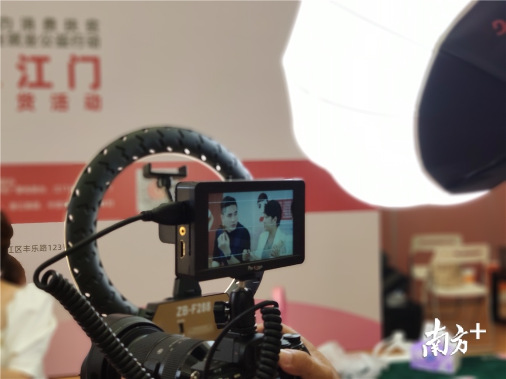 直播拍摄现场。黄绍侦 摄