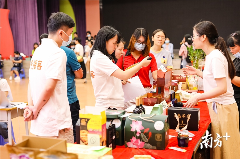 线上线下同步销售。