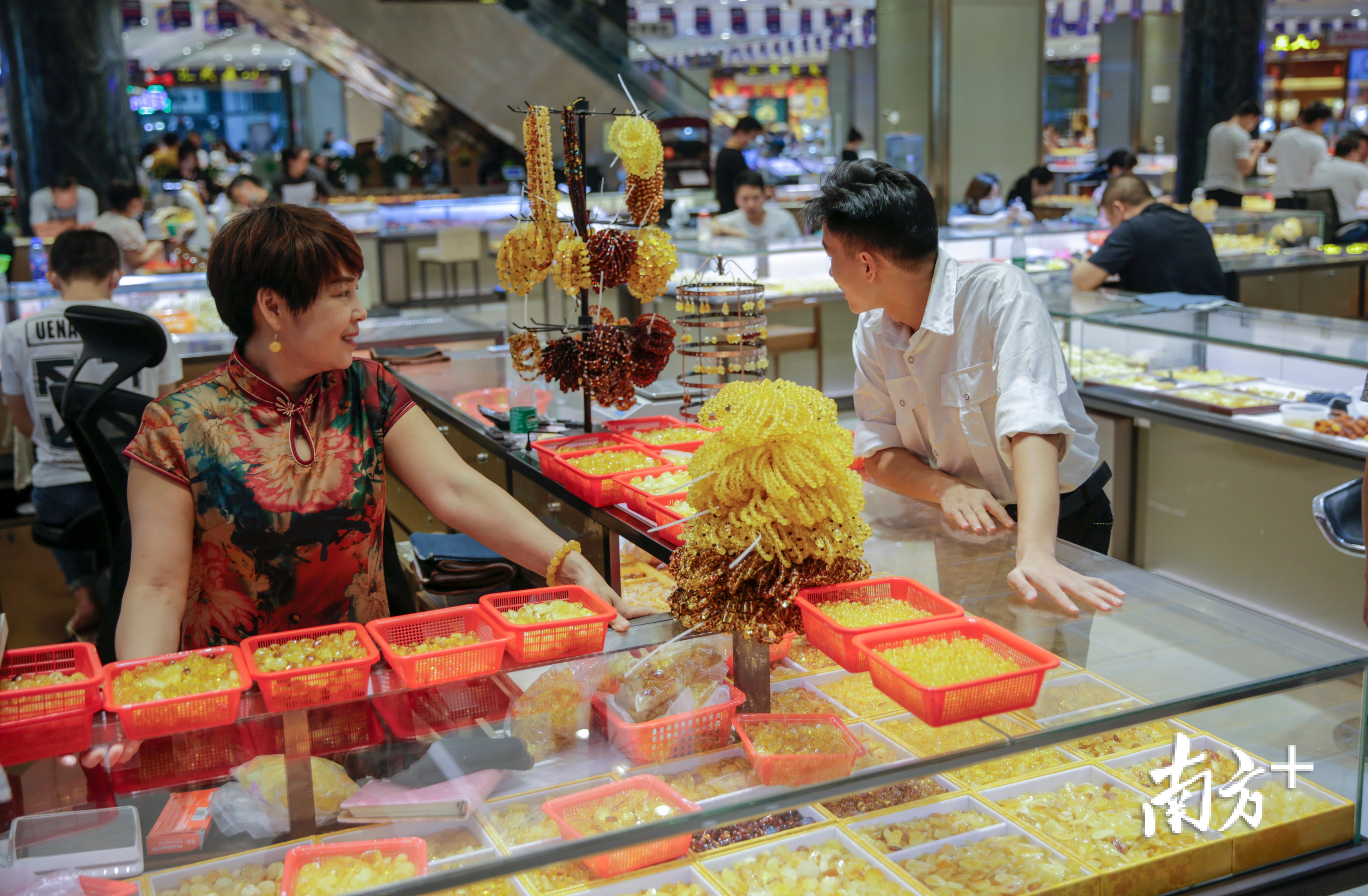 松岗琥珀（国际）交易市场内市民正在采购