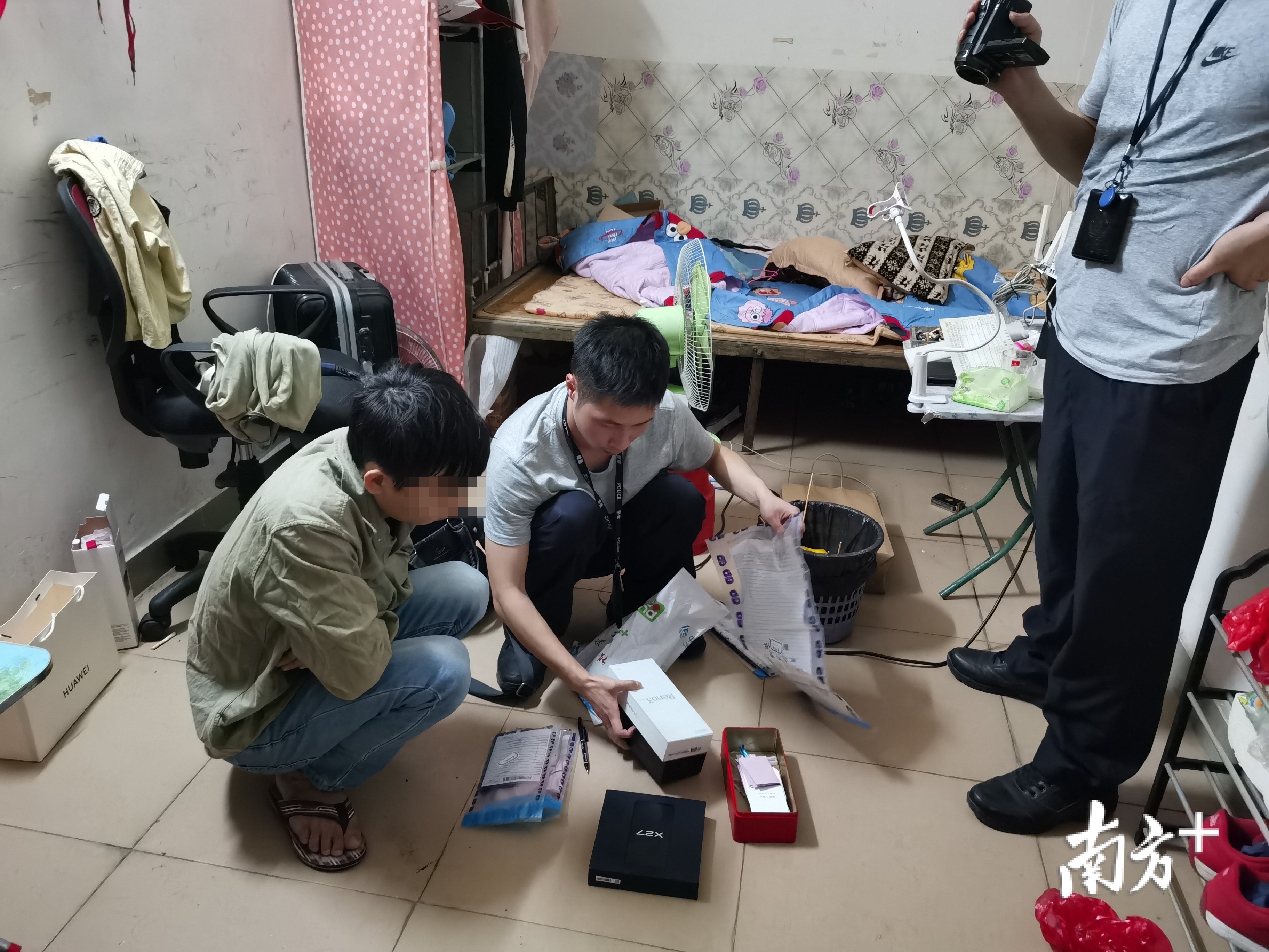 民警抓获诈骗嫌疑人。