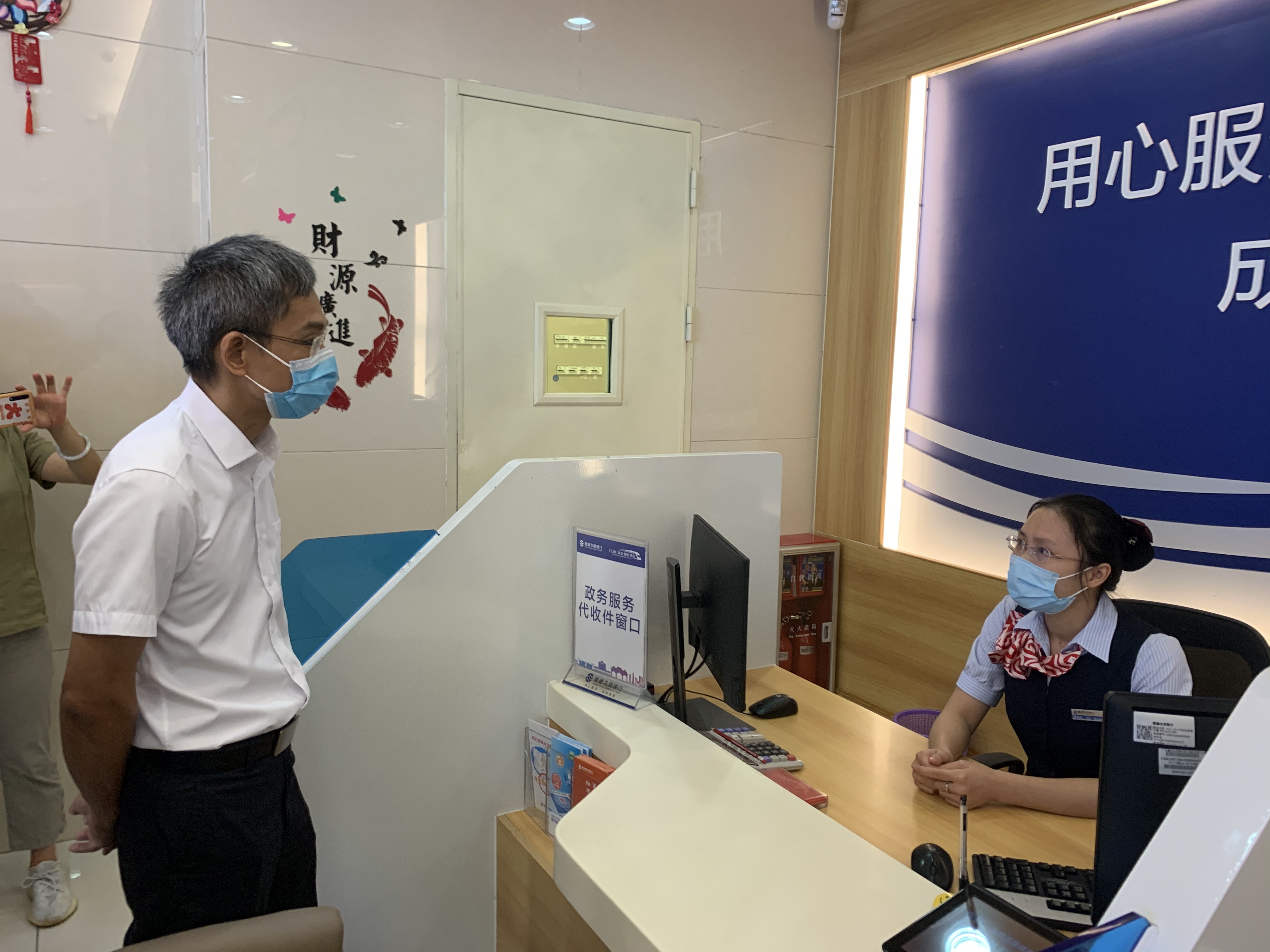 顺德区人大常委会副主任周驭洪实地考察“指尖办”“门口办”改革推进情况。羊建溶 摄