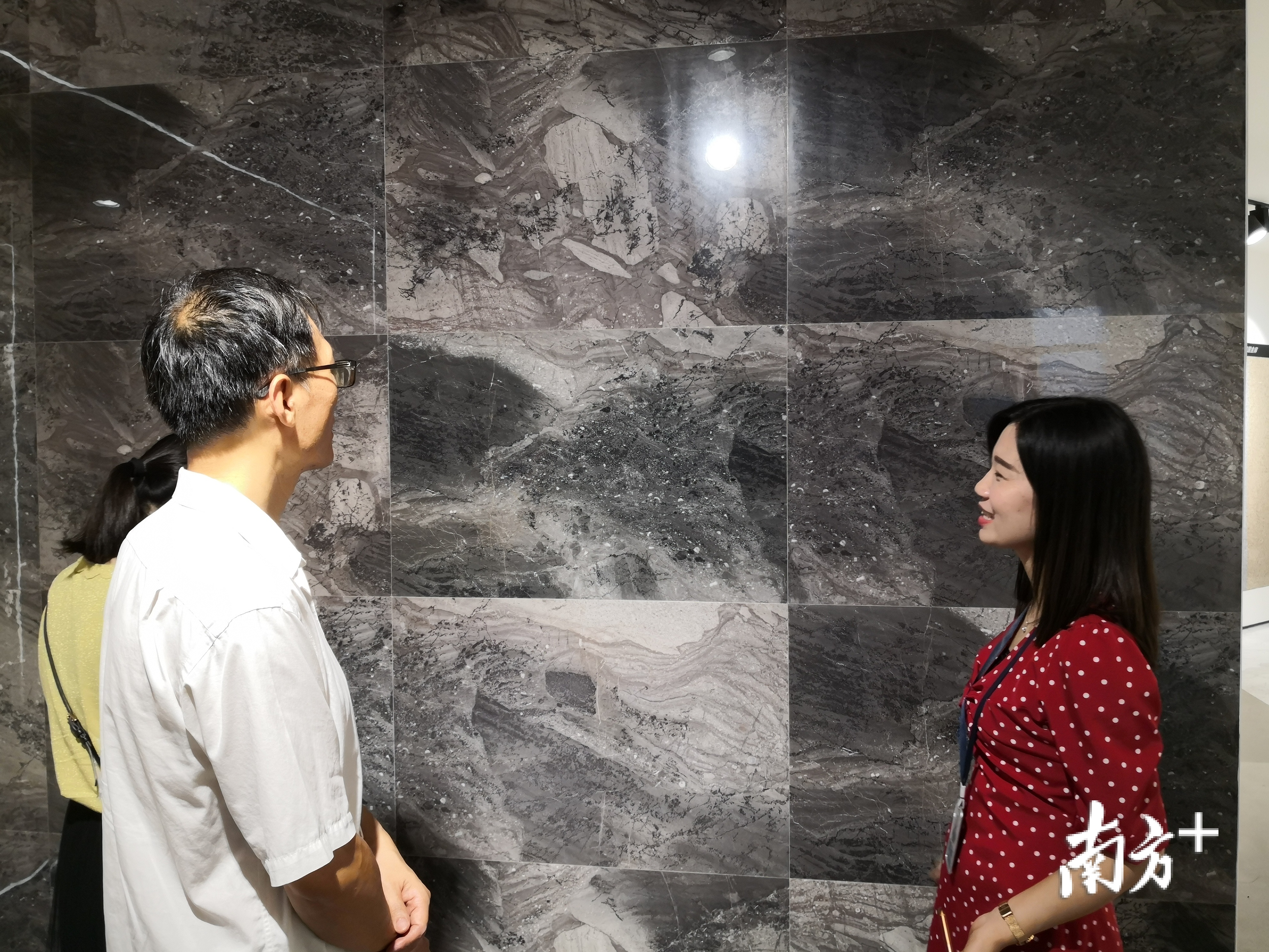 简一陶瓷做大做强后也把从事建材批发的销售总部设在了禅城。罗湛贤 摄