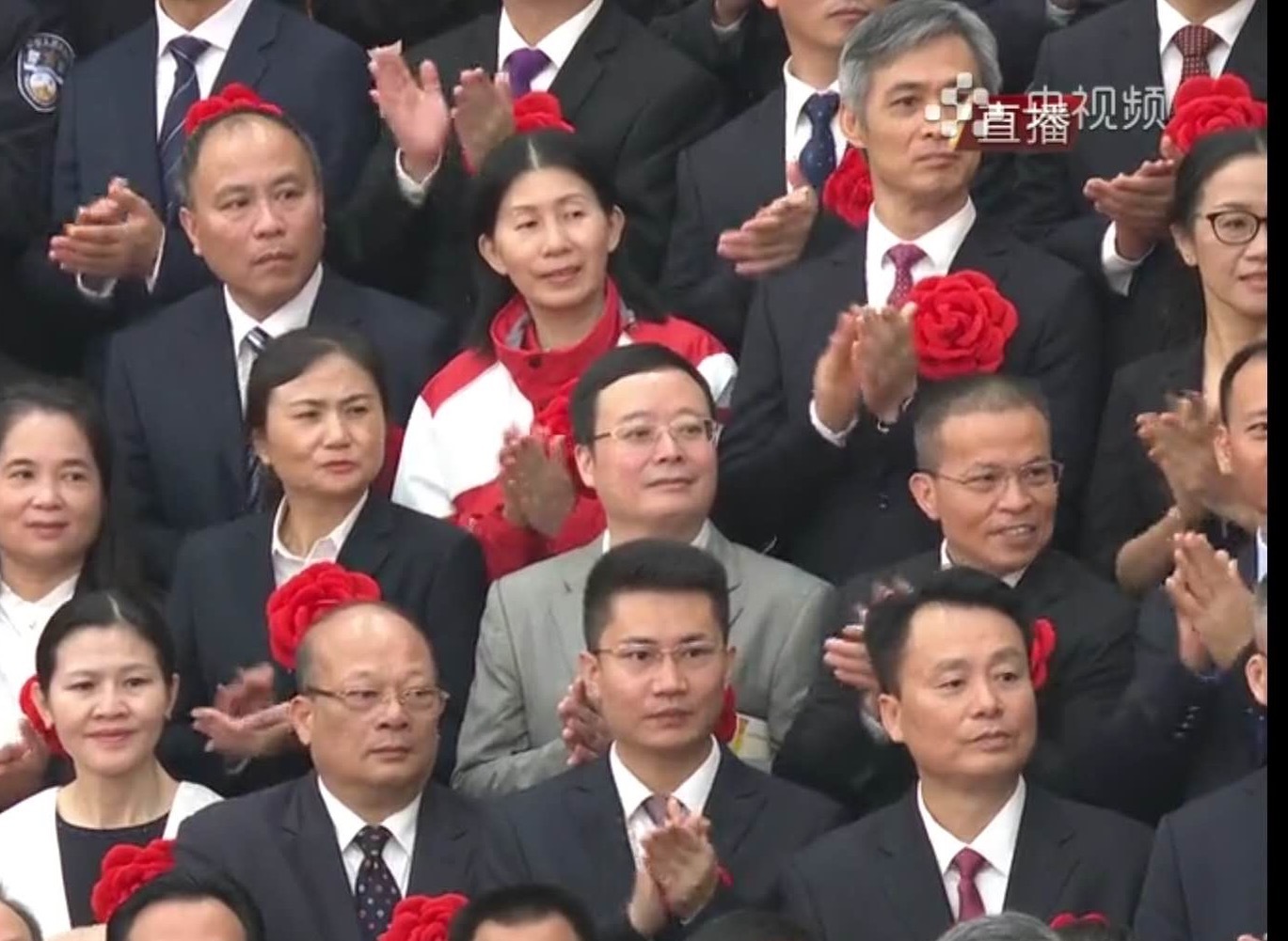 全国抗击新冠肺炎疫情表彰大会上，中山市危急重症生命支持ECMO救治组代表、中山市人民医院院长袁勇获得表彰。